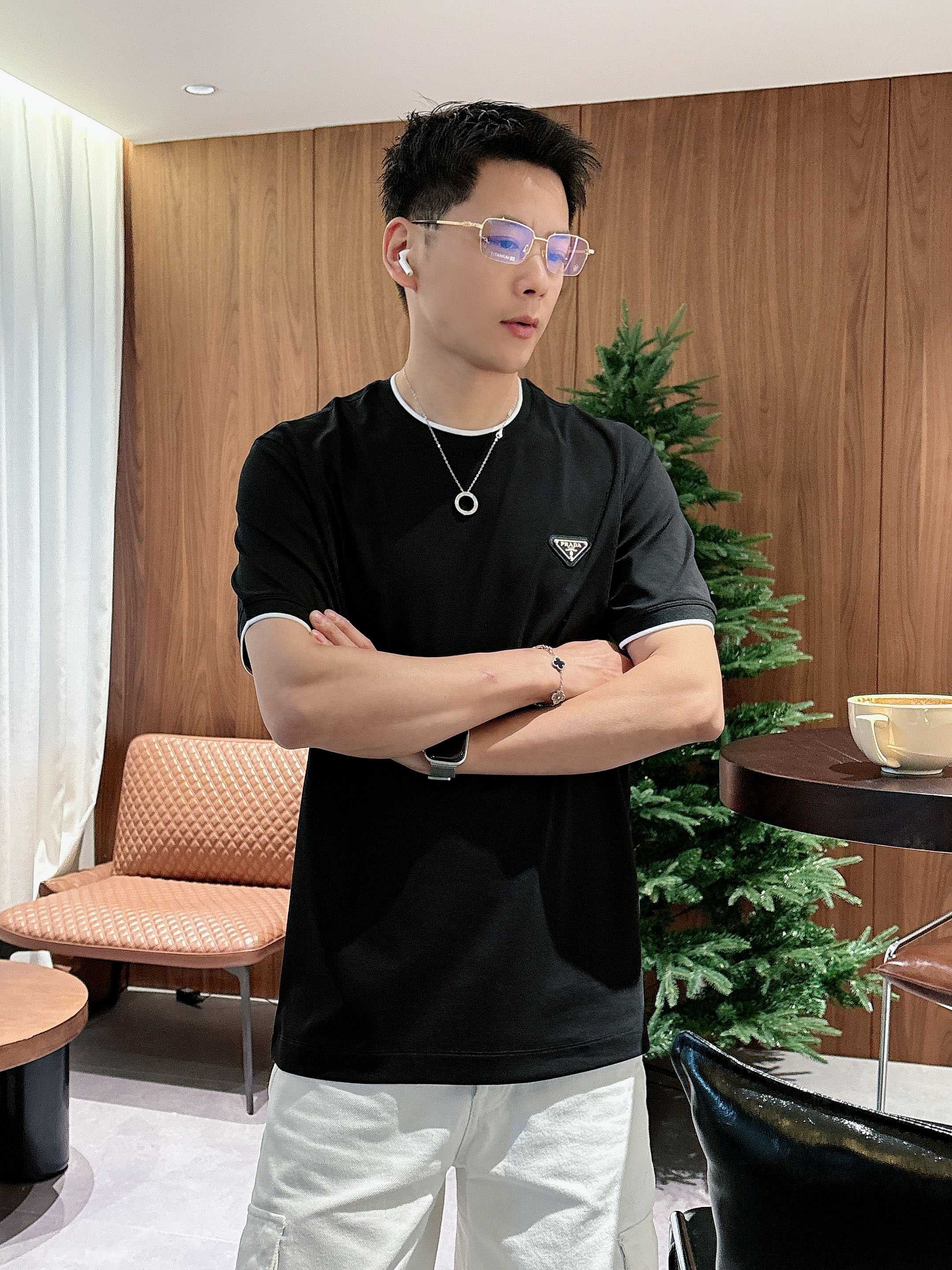 【 普拉达 2026春夏 · 高阶定制T恤】🔹 核心面料：秘鲁进口匹马棉 × 顶级丝光工艺🔹 核心体感：