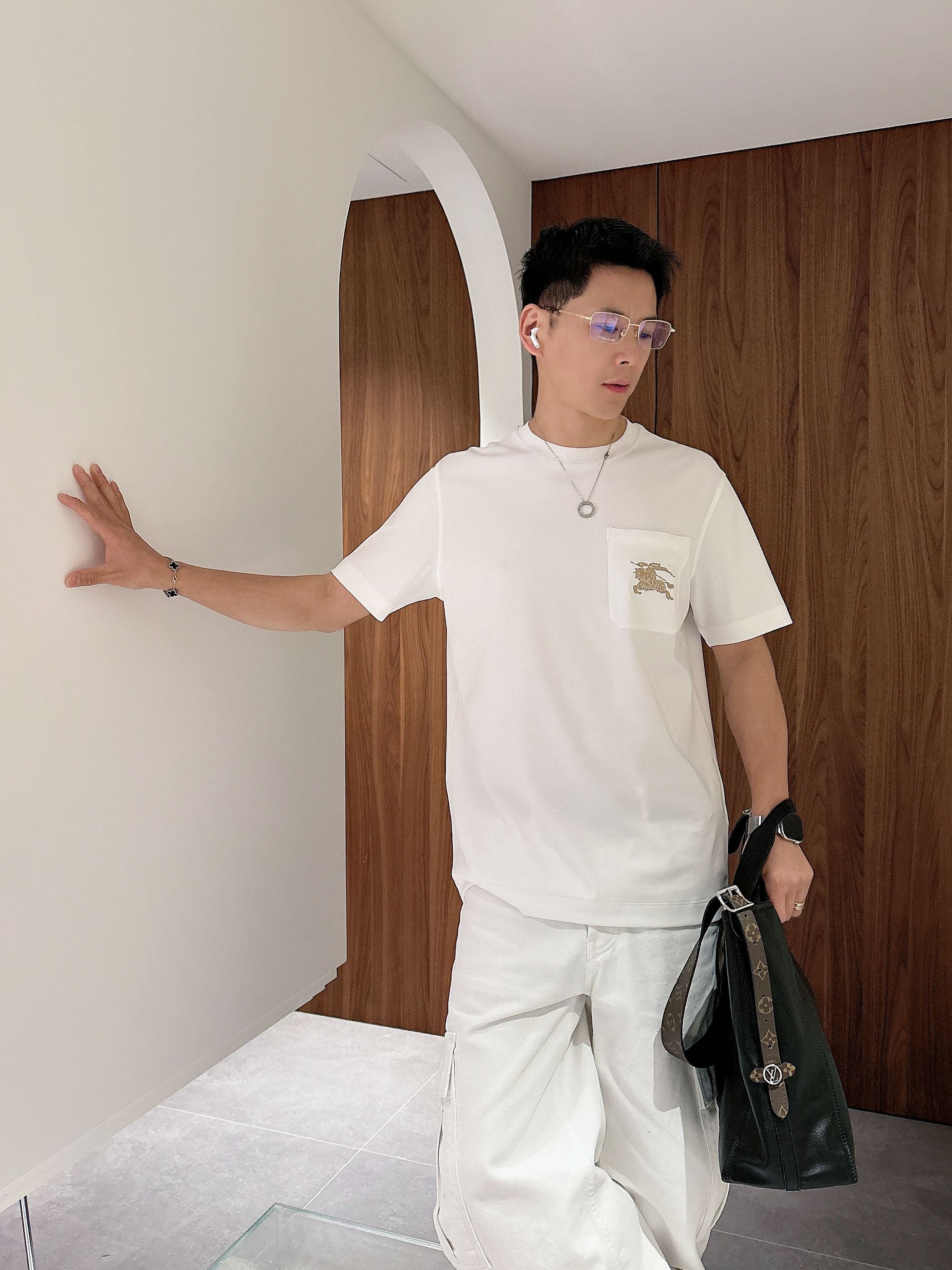 【 巴宝莉 2026春夏 · 高阶定制T恤】🔹 核心面料：秘鲁进口匹马棉 × 顶级丝光工艺🔹 核心体感：