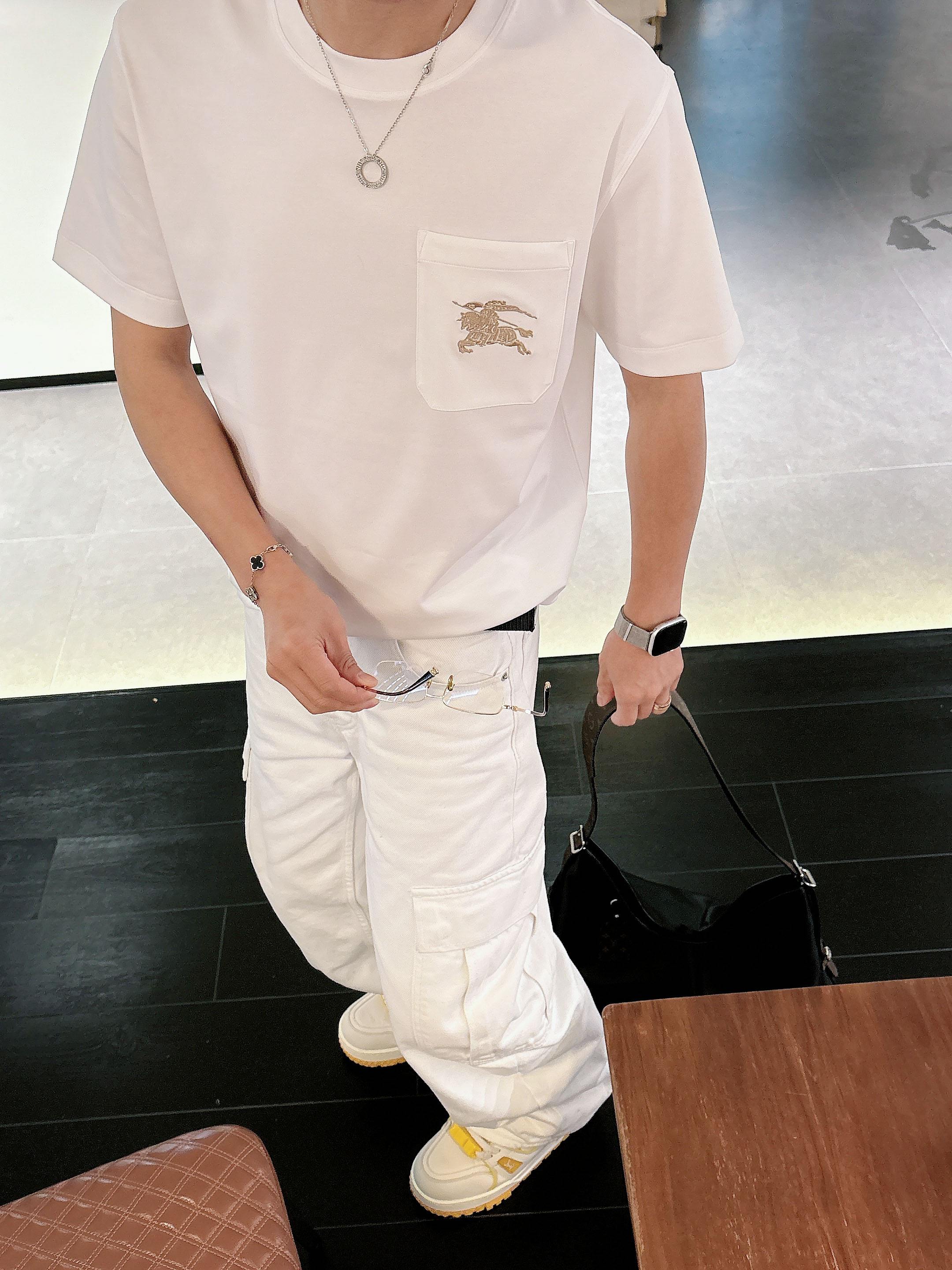 【 巴宝莉 2026春夏 · 高阶定制T恤】🔹 核心面料：秘鲁进口匹马棉 × 顶级丝光工艺🔹 核心体感：