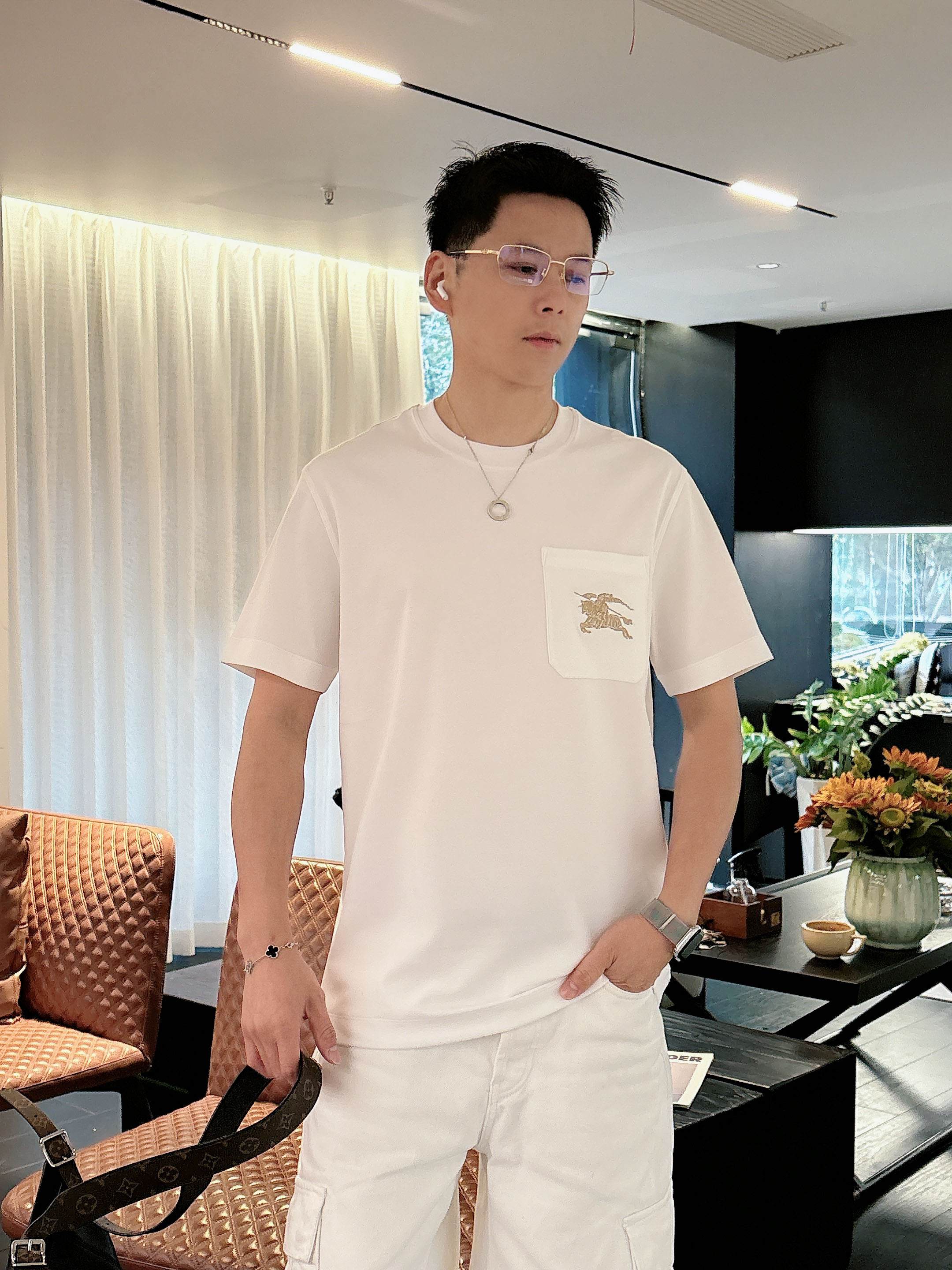 【 巴宝莉 2026春夏 · 高阶定制T恤】🔹 核心面料：秘鲁进口匹马棉 × 顶级丝光工艺🔹 核心体感：