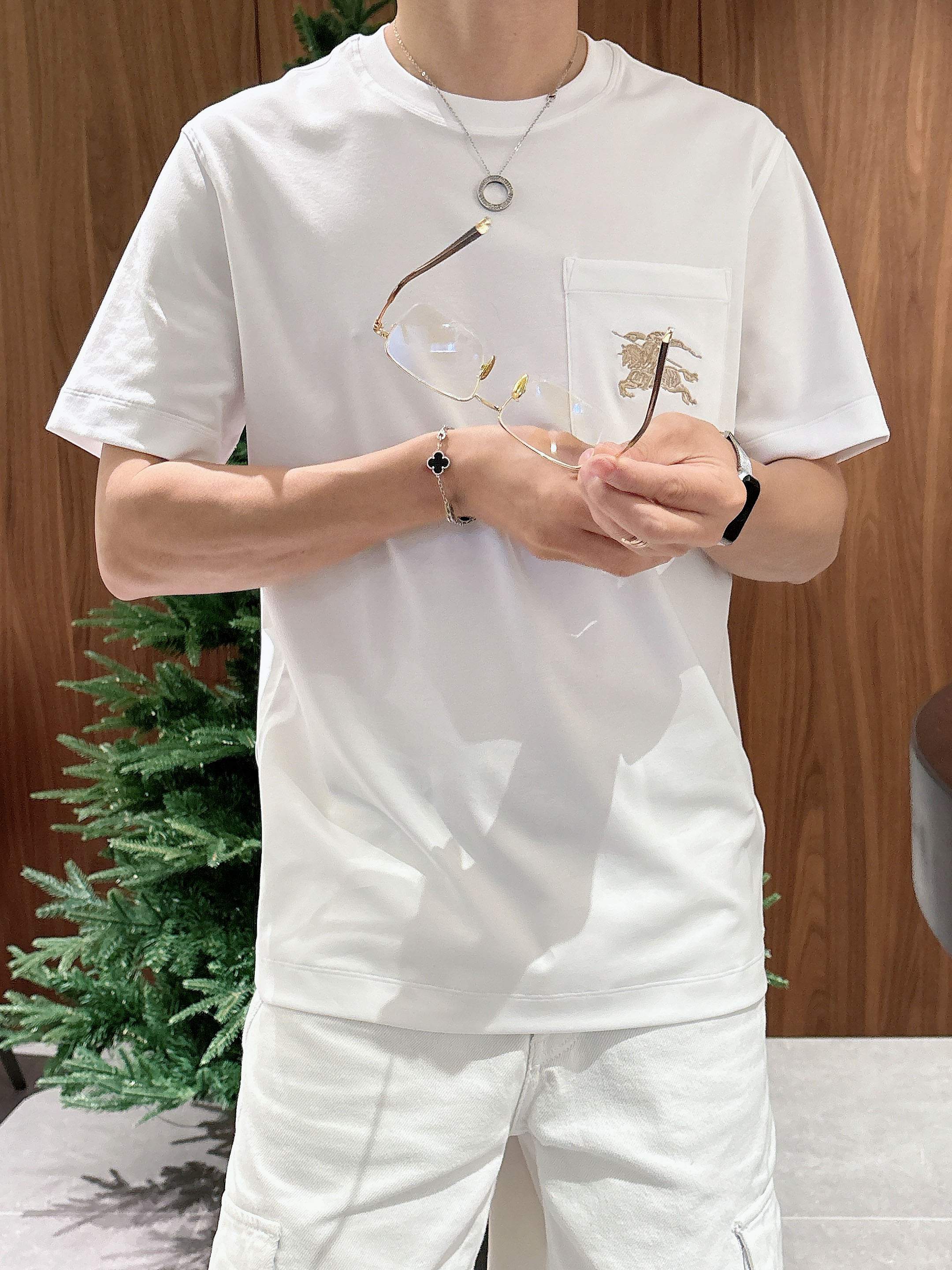 【 巴宝莉 2026春夏 · 高阶定制T恤】🔹 核心面料：秘鲁进口匹马棉 × 顶级丝光工艺🔹 核心体感：