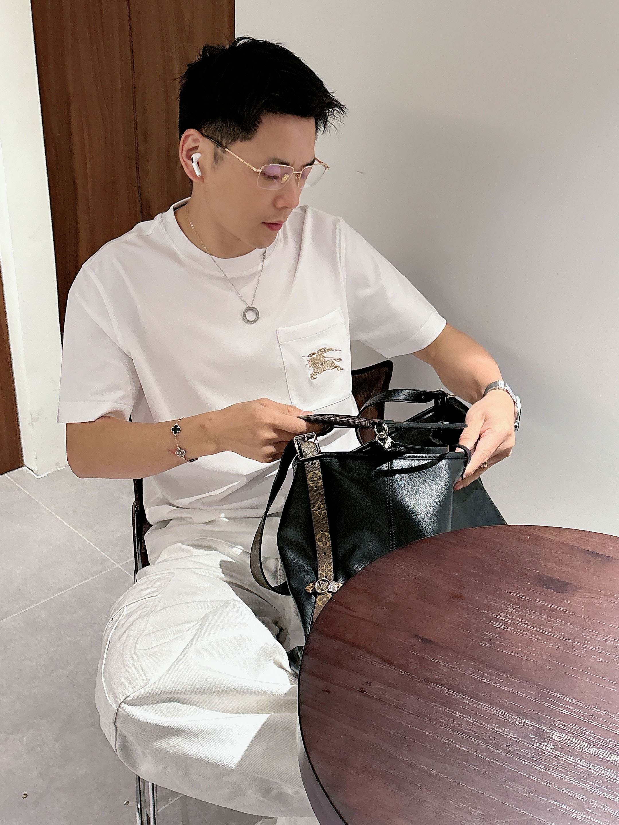 【 巴宝莉 2026春夏 · 高阶定制T恤】🔹 核心面料：秘鲁进口匹马棉 × 顶级丝光工艺🔹 核心体感：