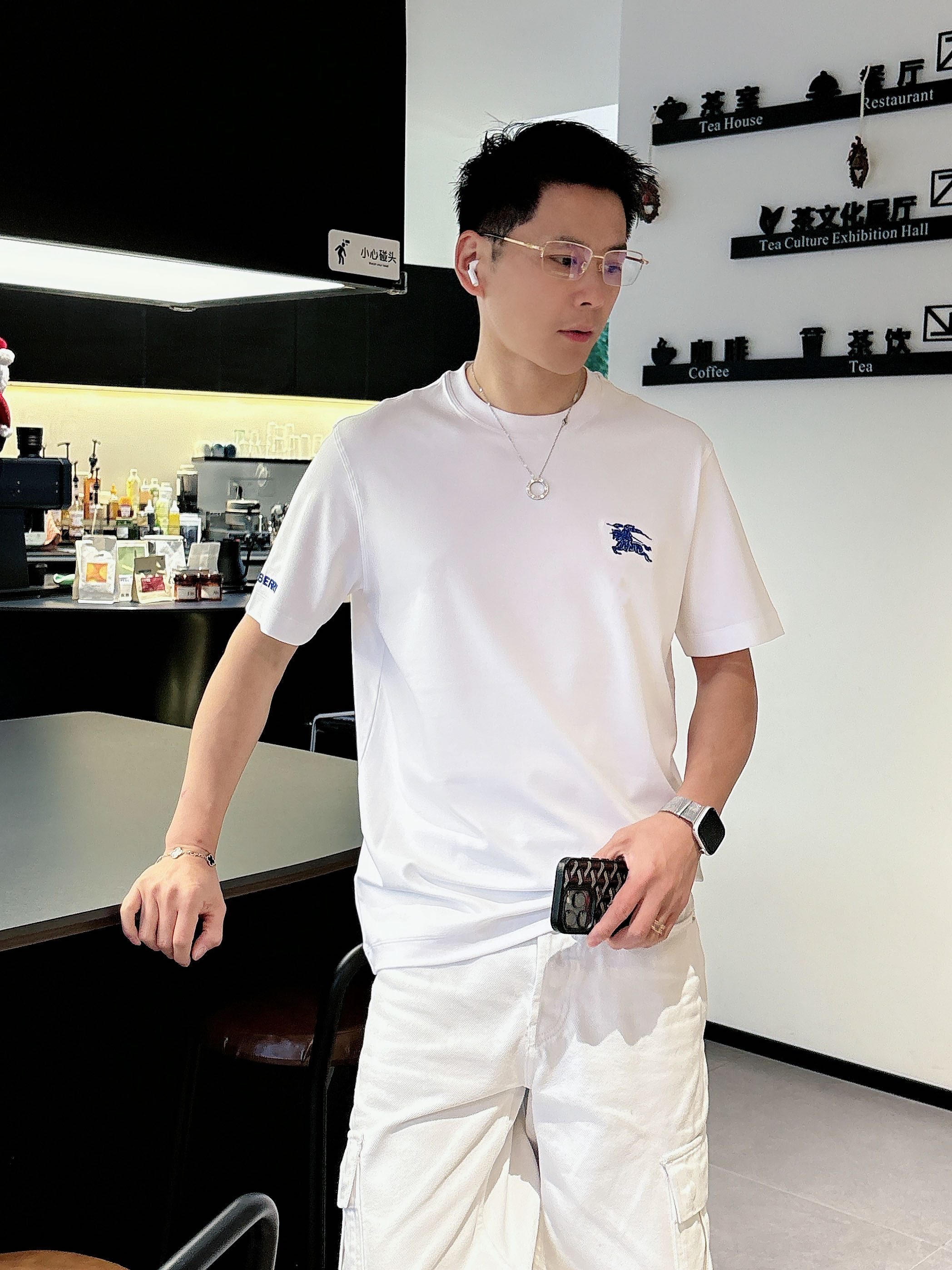 【 巴宝莉 2026春夏 · 高阶定制T恤】🔹 核心面料：秘鲁进口匹马棉 × 顶级丝光工艺🔹 核心体感：