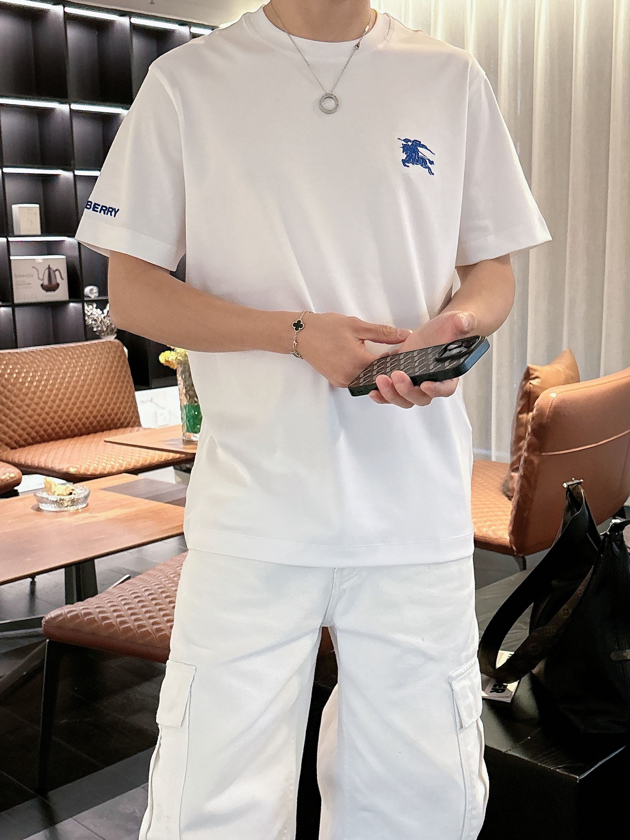 【 巴宝莉 2026春夏 · 高阶定制T恤】🔹 核心面料：秘鲁进口匹马棉 × 顶级丝光工艺🔹 核心体感：