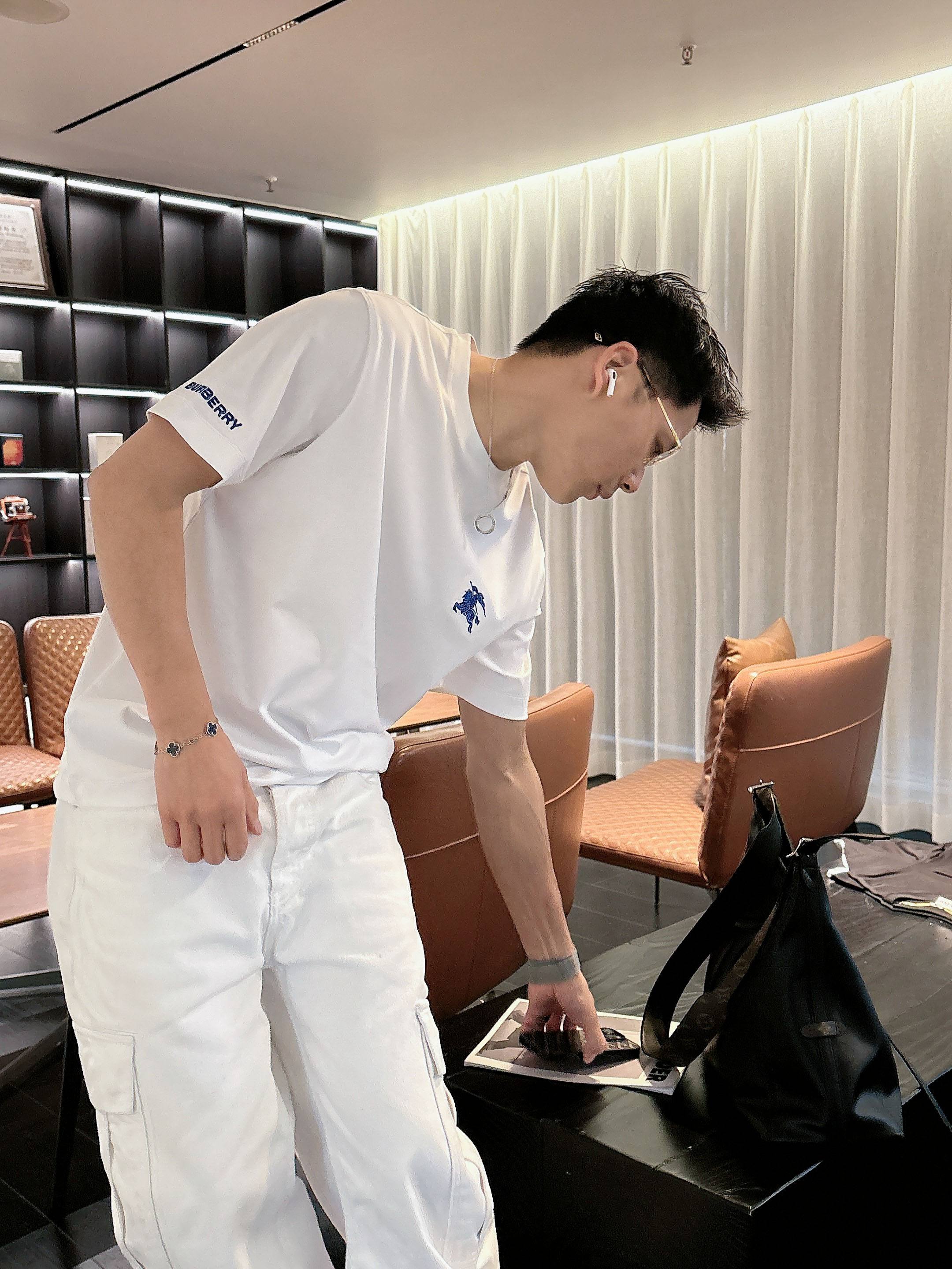 【 巴宝莉 2026春夏 · 高阶定制T恤】🔹 核心面料：秘鲁进口匹马棉 × 顶级丝光工艺🔹 核心体感：