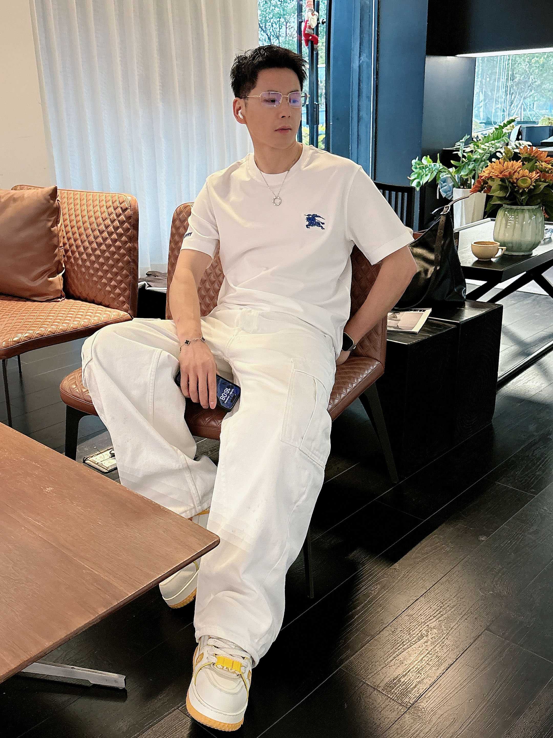 【 巴宝莉 2026春夏 · 高阶定制T恤】🔹 核心面料：秘鲁进口匹马棉 × 顶级丝光工艺🔹 核心体感：