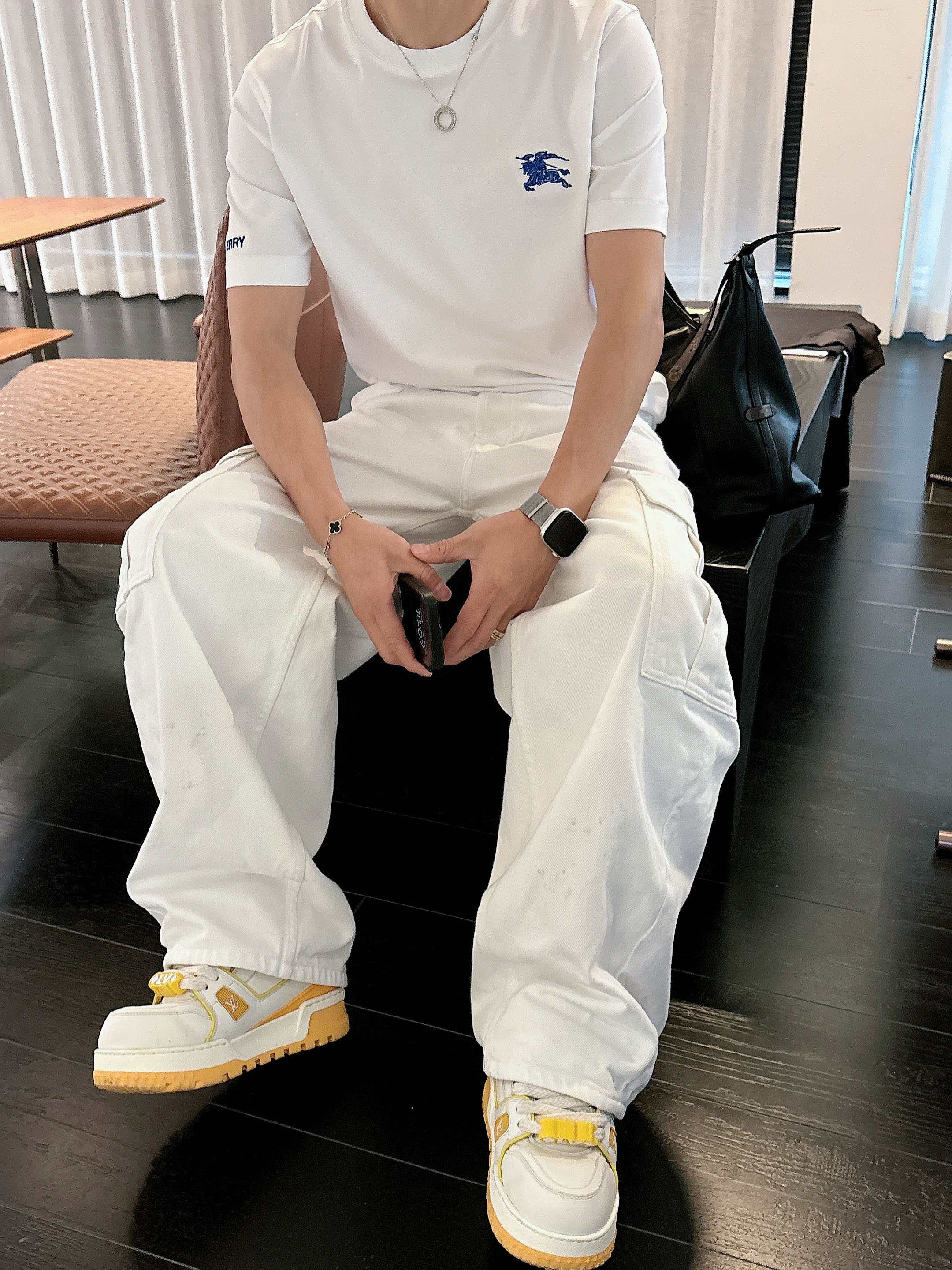 【 巴宝莉 2026春夏 · 高阶定制T恤】🔹 核心面料：秘鲁进口匹马棉 × 顶级丝光工艺🔹 核心体感：