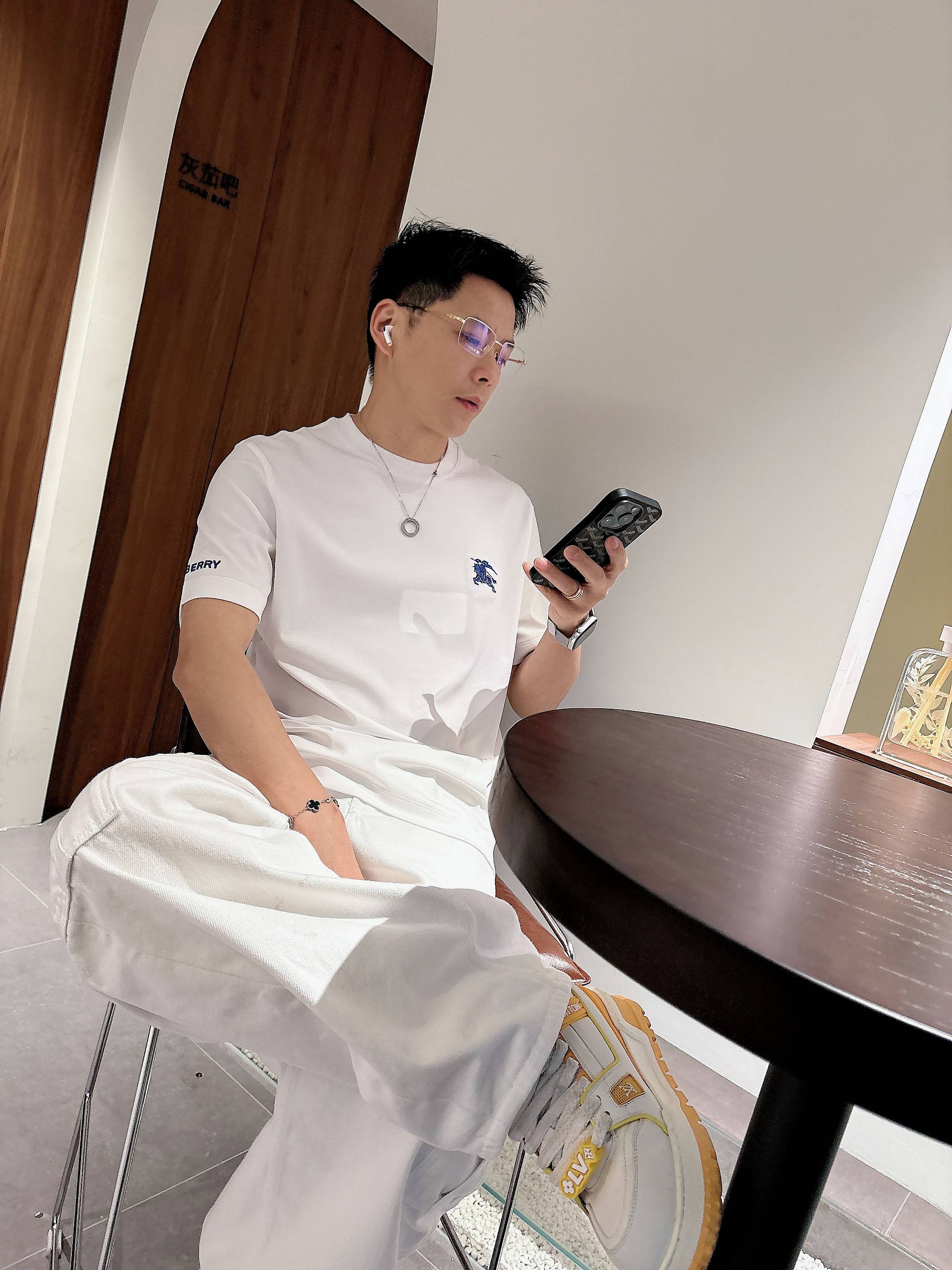 【 巴宝莉 2026春夏 · 高阶定制T恤】🔹 核心面料：秘鲁进口匹马棉 × 顶级丝光工艺🔹 核心体感：