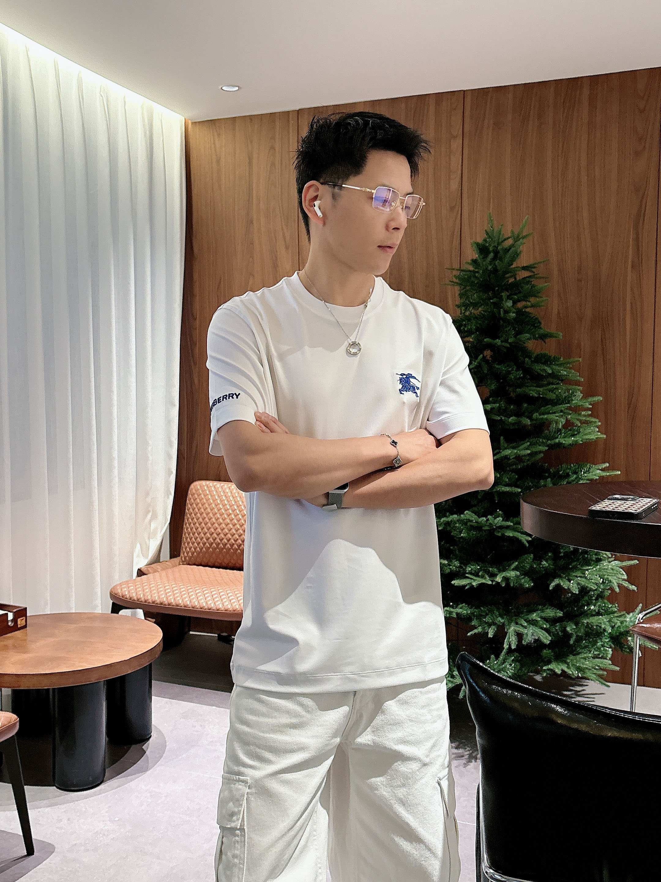 【 巴宝莉 2026春夏 · 高阶定制T恤】🔹 核心面料：秘鲁进口匹马棉 × 顶级丝光工艺🔹 核心体感：
