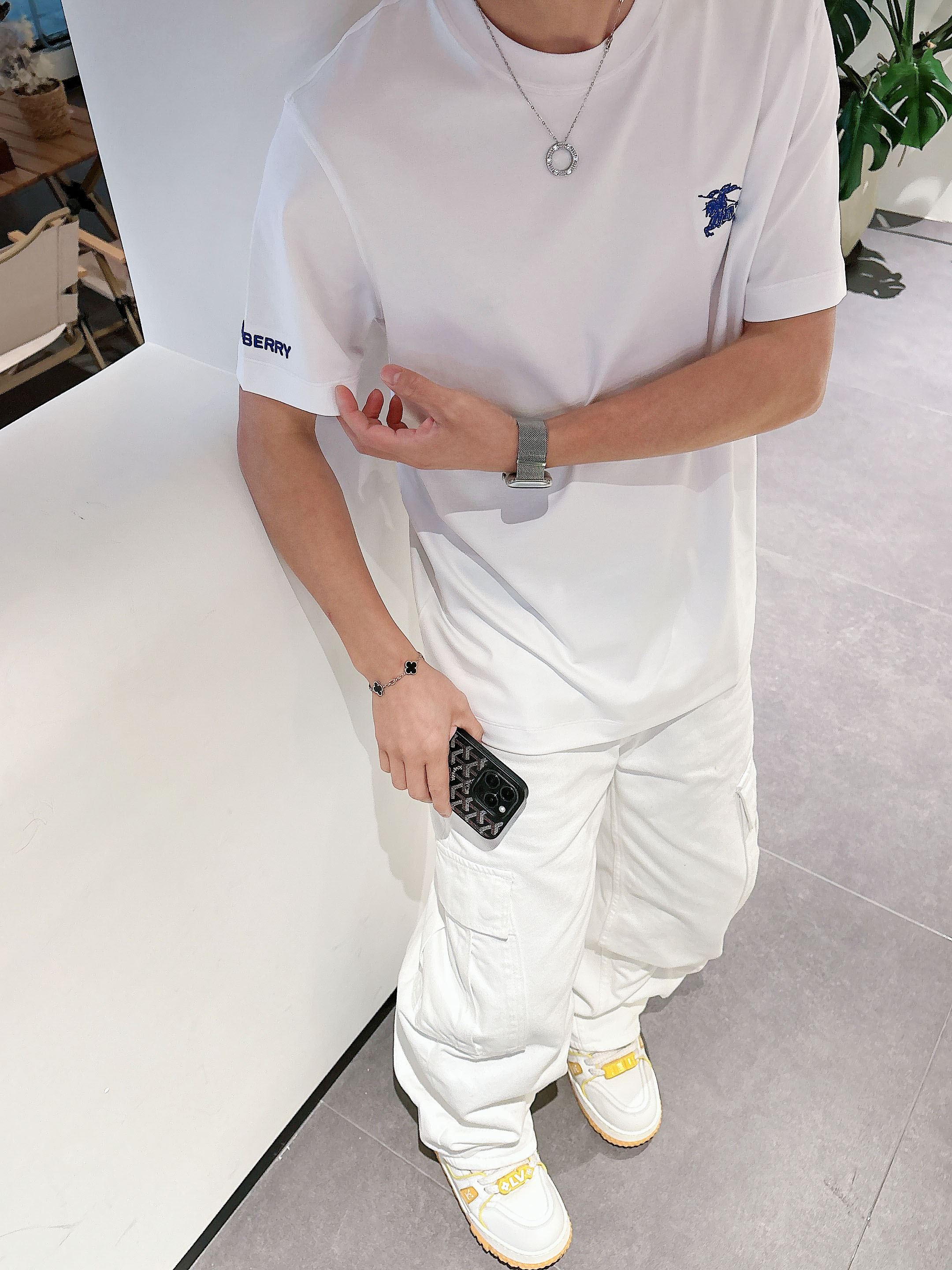 【 巴宝莉 2026春夏 · 高阶定制T恤】🔹 核心面料：秘鲁进口匹马棉 × 顶级丝光工艺🔹 核心体感：