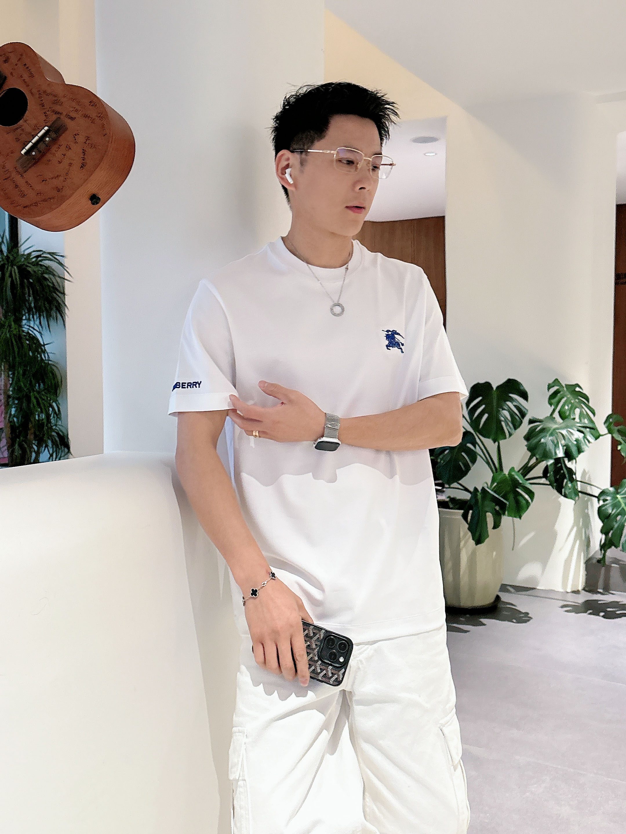 【 巴宝莉 2026春夏 · 高阶定制T恤】🔹 核心面料：秘鲁进口匹马棉 × 顶级丝光工艺🔹 核心体感：