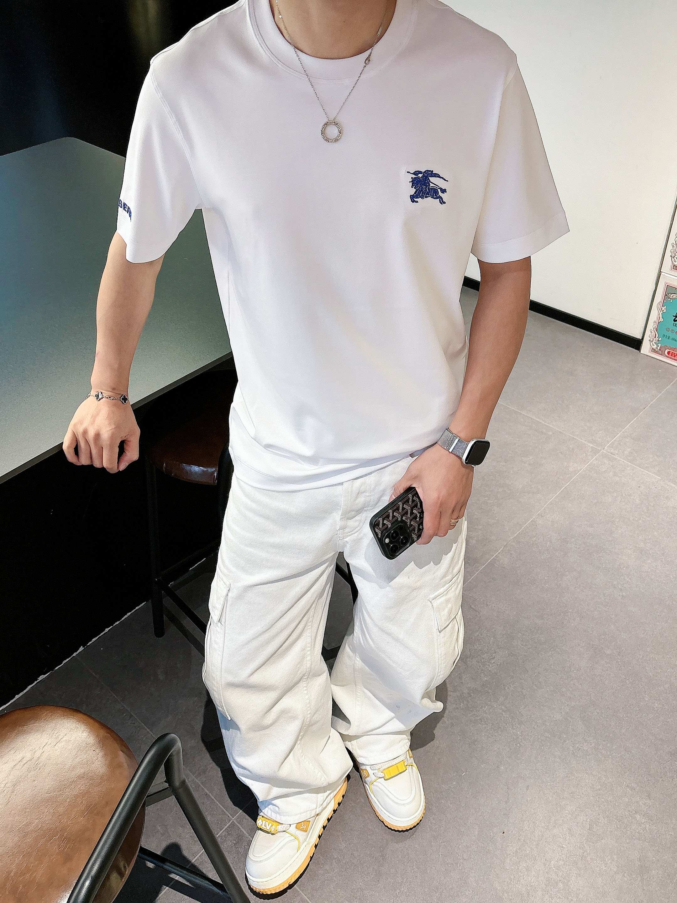 【 巴宝莉 2026春夏 · 高阶定制T恤】🔹 核心面料：秘鲁进口匹马棉 × 顶级丝光工艺🔹 核心体感：
