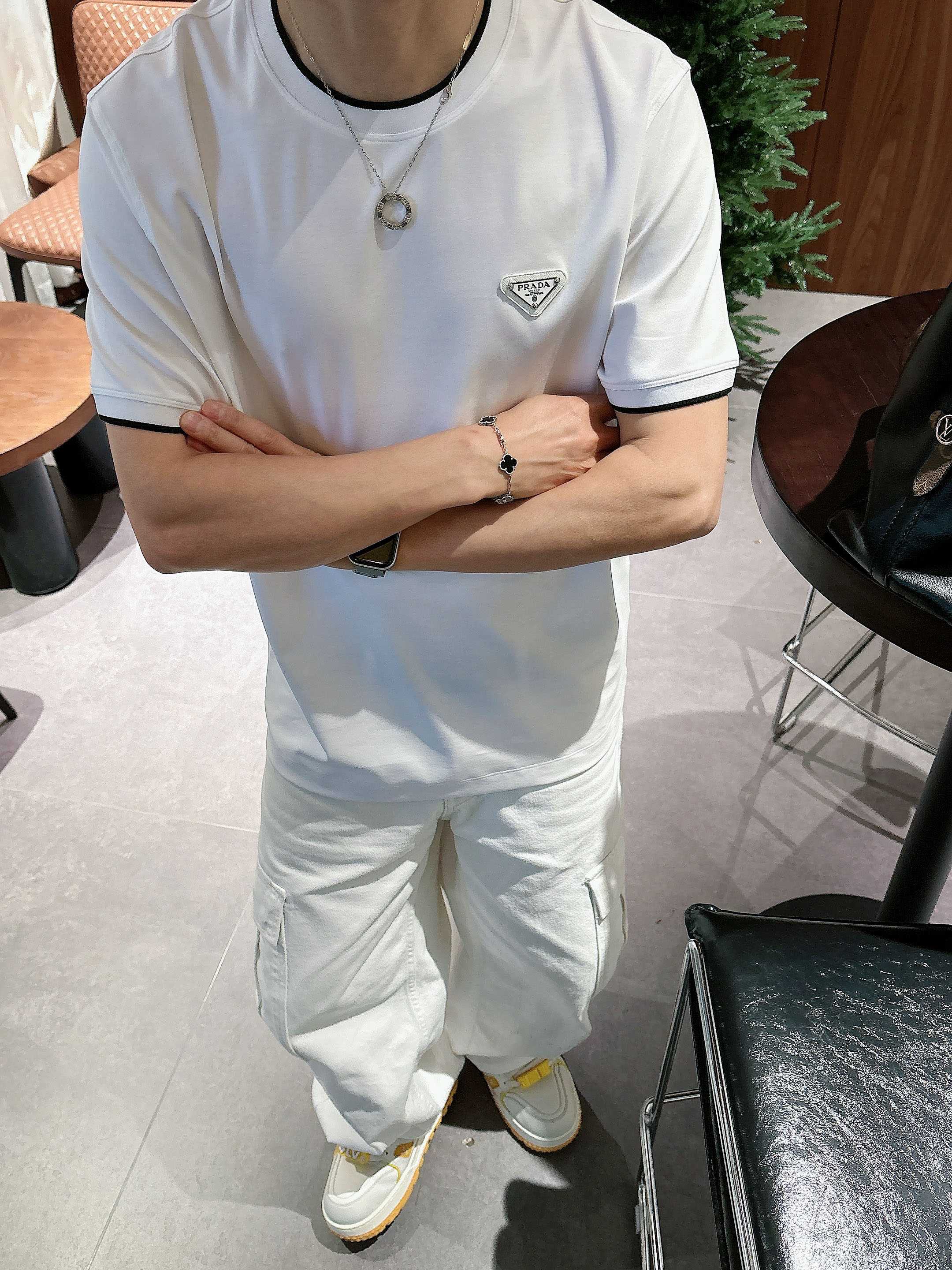【 普拉达 2026春夏 · 高阶定制T恤】🔹 核心面料：秘鲁进口匹马棉 × 顶级丝光工艺🔹 核心体感：