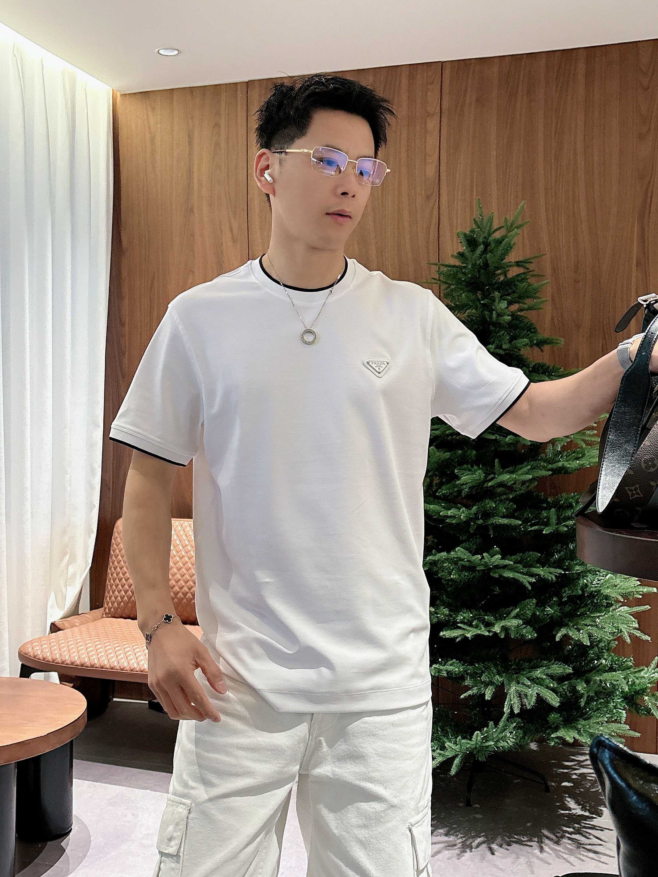 【 普拉达 2026春夏 · 高阶定制T恤】🔹 核心面料：秘鲁进口匹马棉 × 顶级丝光工艺🔹 核心体感：