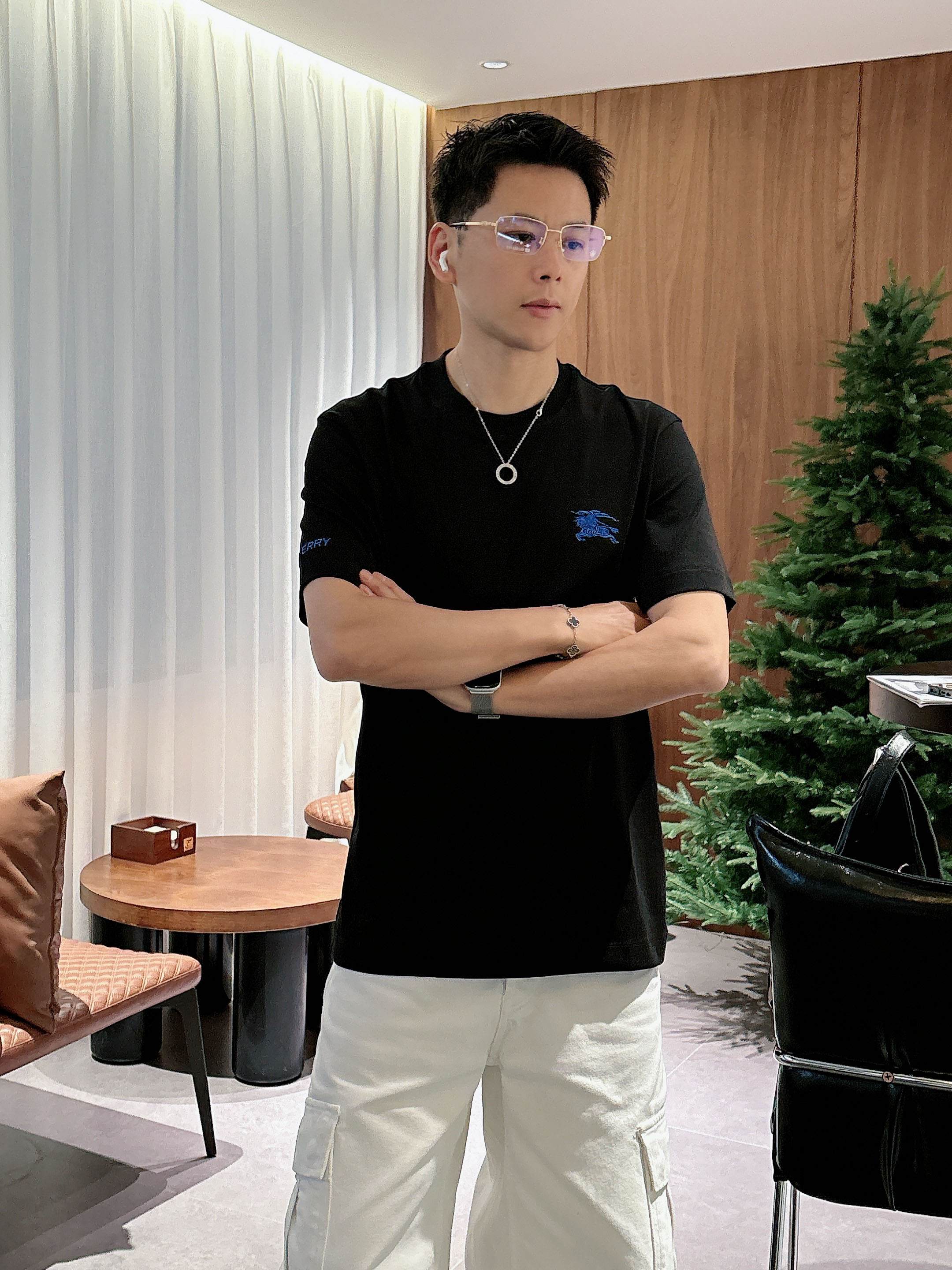【 巴宝莉 2026春夏 · 高阶定制T恤】🔹 核心面料：秘鲁进口匹马棉 × 顶级丝光工艺🔹 核心体感：