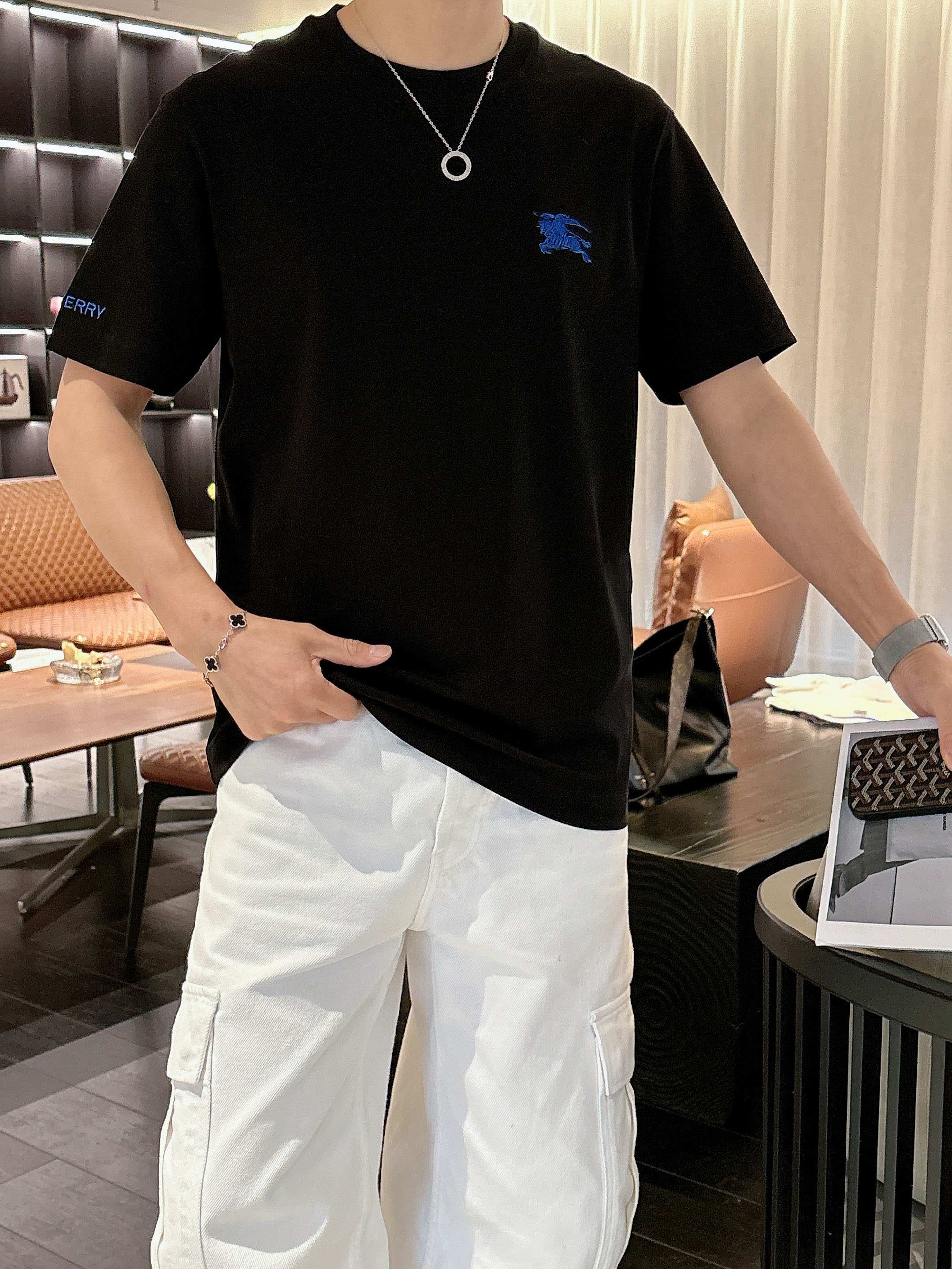 【 巴宝莉 2026春夏 · 高阶定制T恤】🔹 核心面料：秘鲁进口匹马棉 × 顶级丝光工艺🔹 核心体感：