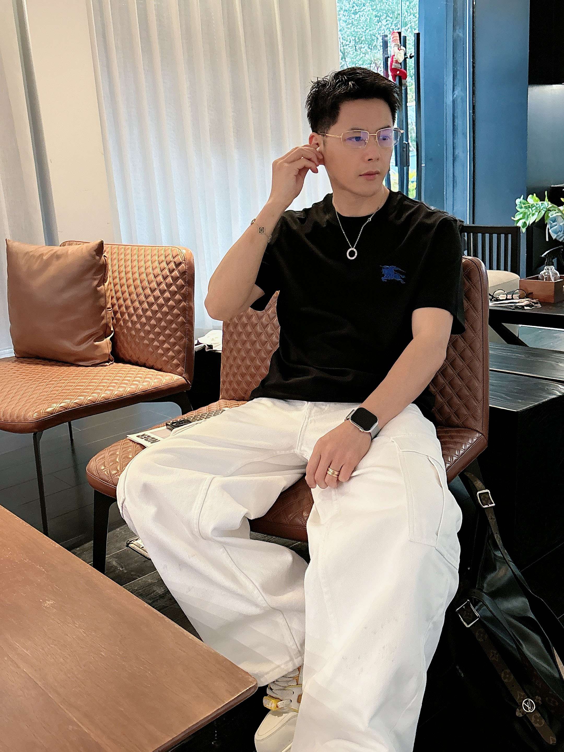 【 巴宝莉 2026春夏 · 高阶定制T恤】🔹 核心面料：秘鲁进口匹马棉 × 顶级丝光工艺🔹 核心体感：