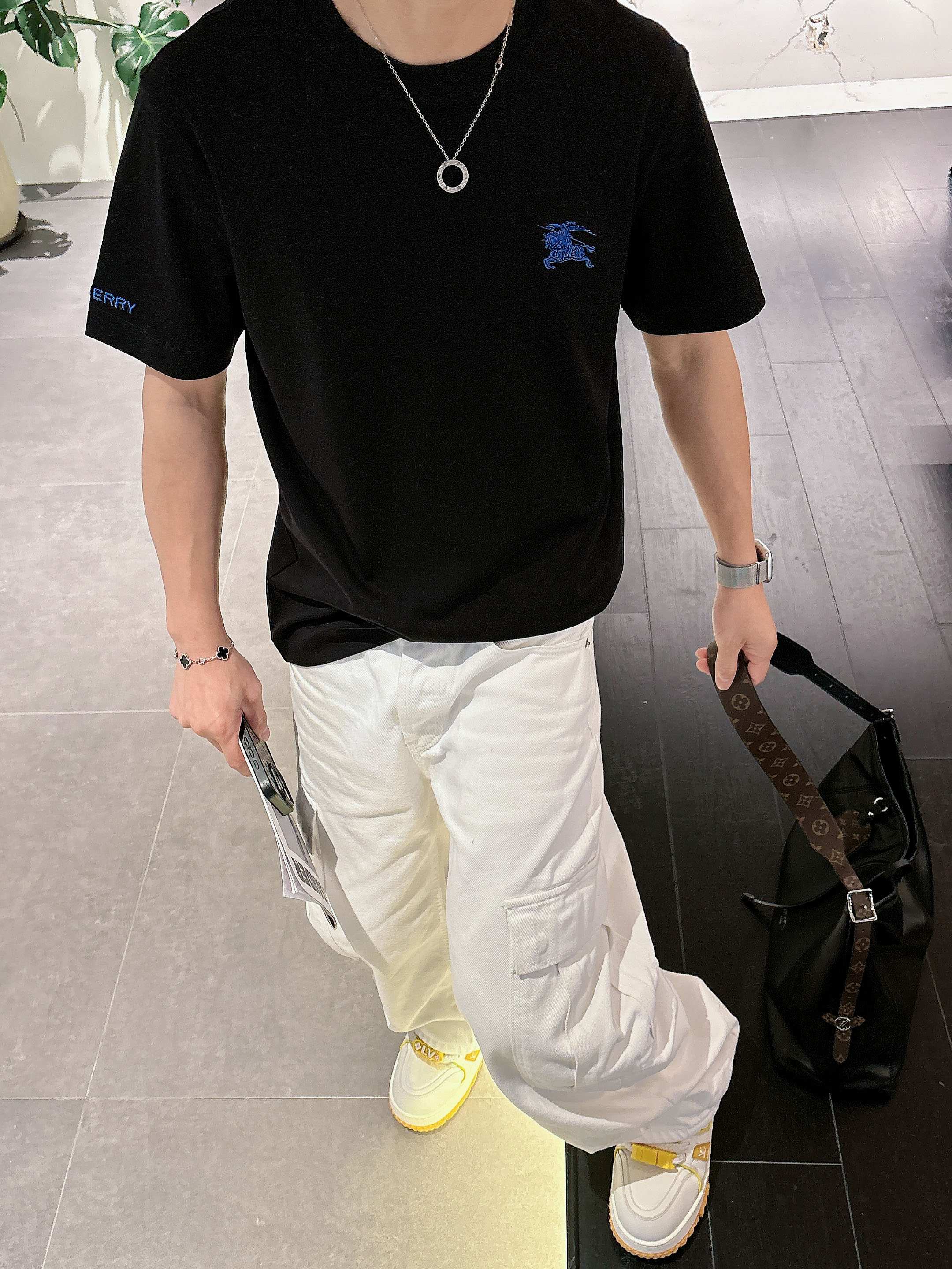 【 巴宝莉 2026春夏 · 高阶定制T恤】🔹 核心面料：秘鲁进口匹马棉 × 顶级丝光工艺🔹 核心体感：