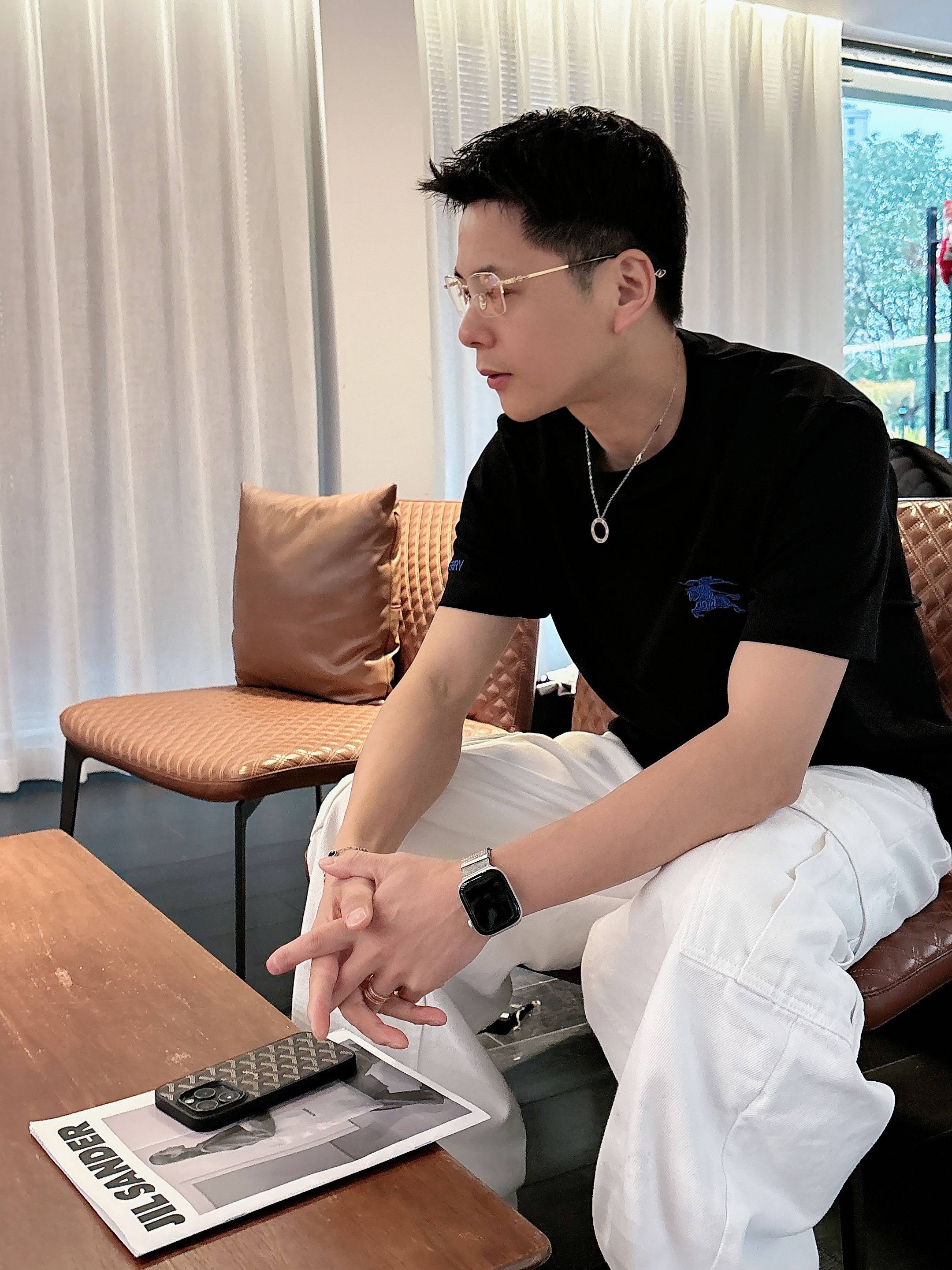 【 巴宝莉 2026春夏 · 高阶定制T恤】🔹 核心面料：秘鲁进口匹马棉 × 顶级丝光工艺🔹 核心体感：