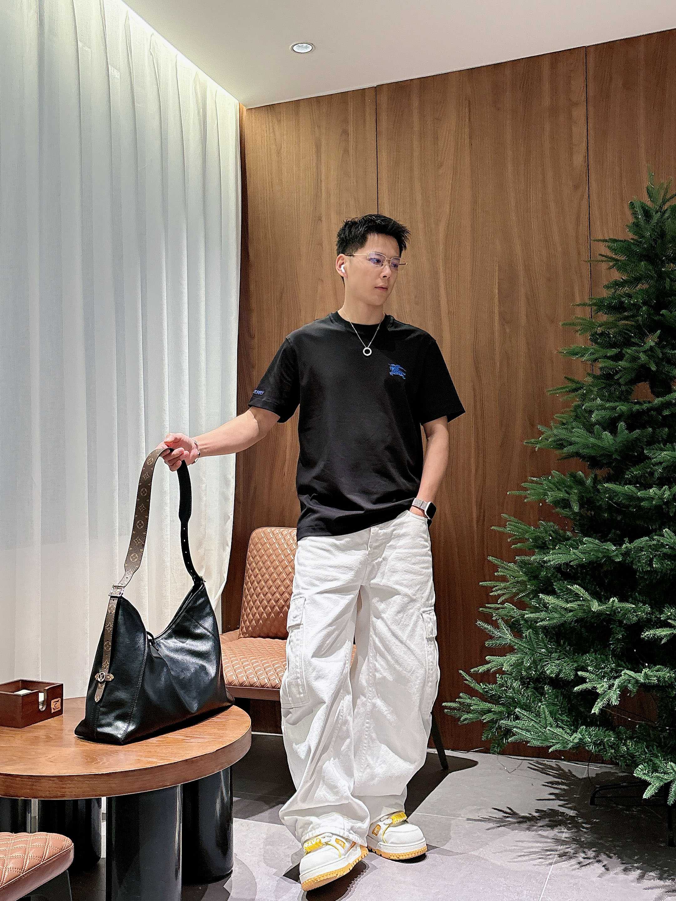 【 巴宝莉 2026春夏 · 高阶定制T恤】🔹 核心面料：秘鲁进口匹马棉 × 顶级丝光工艺🔹 核心体感：