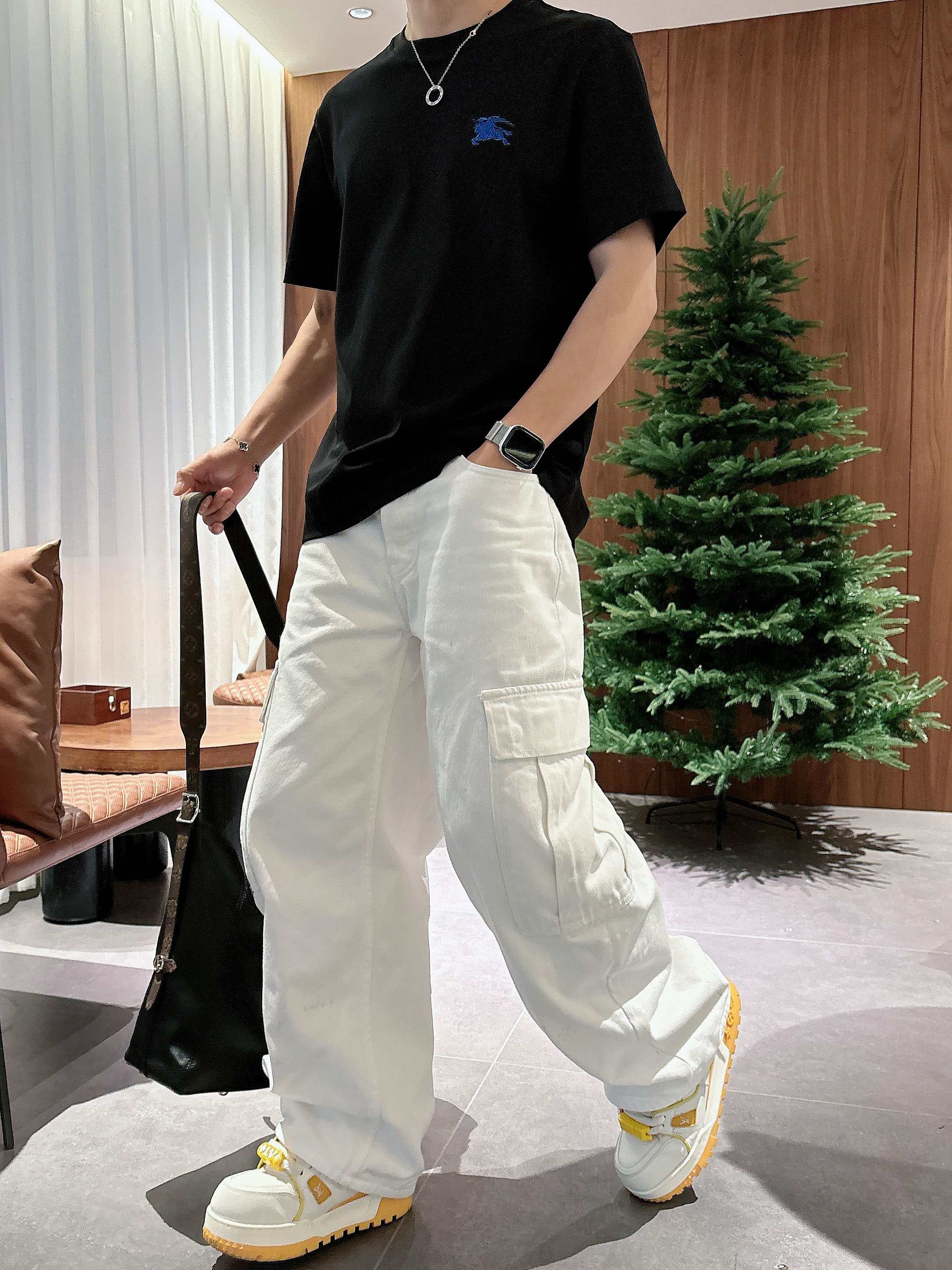 【 巴宝莉 2026春夏 · 高阶定制T恤】🔹 核心面料：秘鲁进口匹马棉 × 顶级丝光工艺🔹 核心体感：