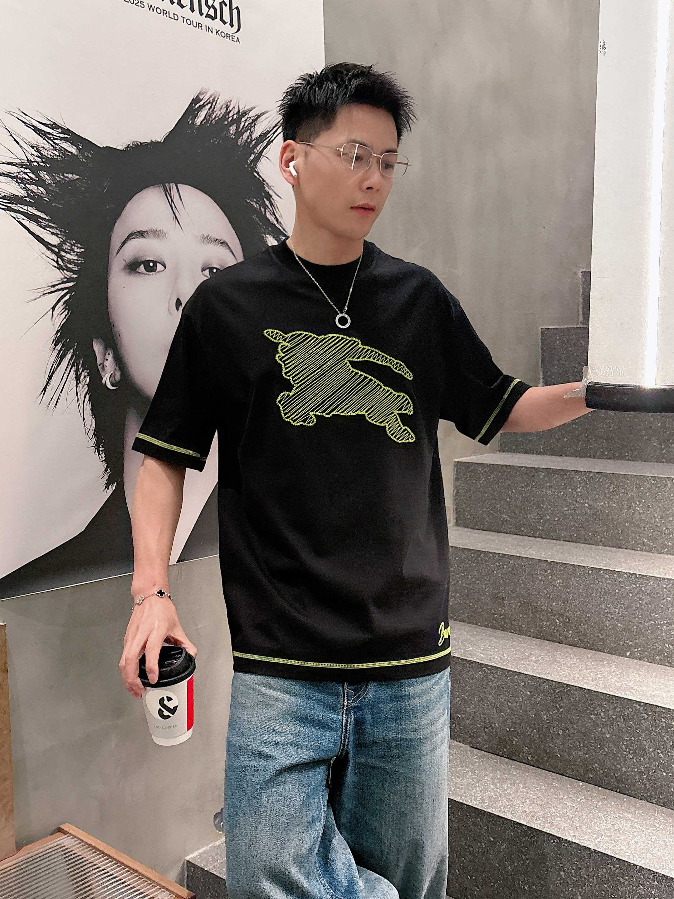 【 巴宝莉 2026春夏 · 高阶定制T恤】🔹 核心面料：秘鲁进口匹马棉 × 顶级丝光工艺🔹 核心体感：