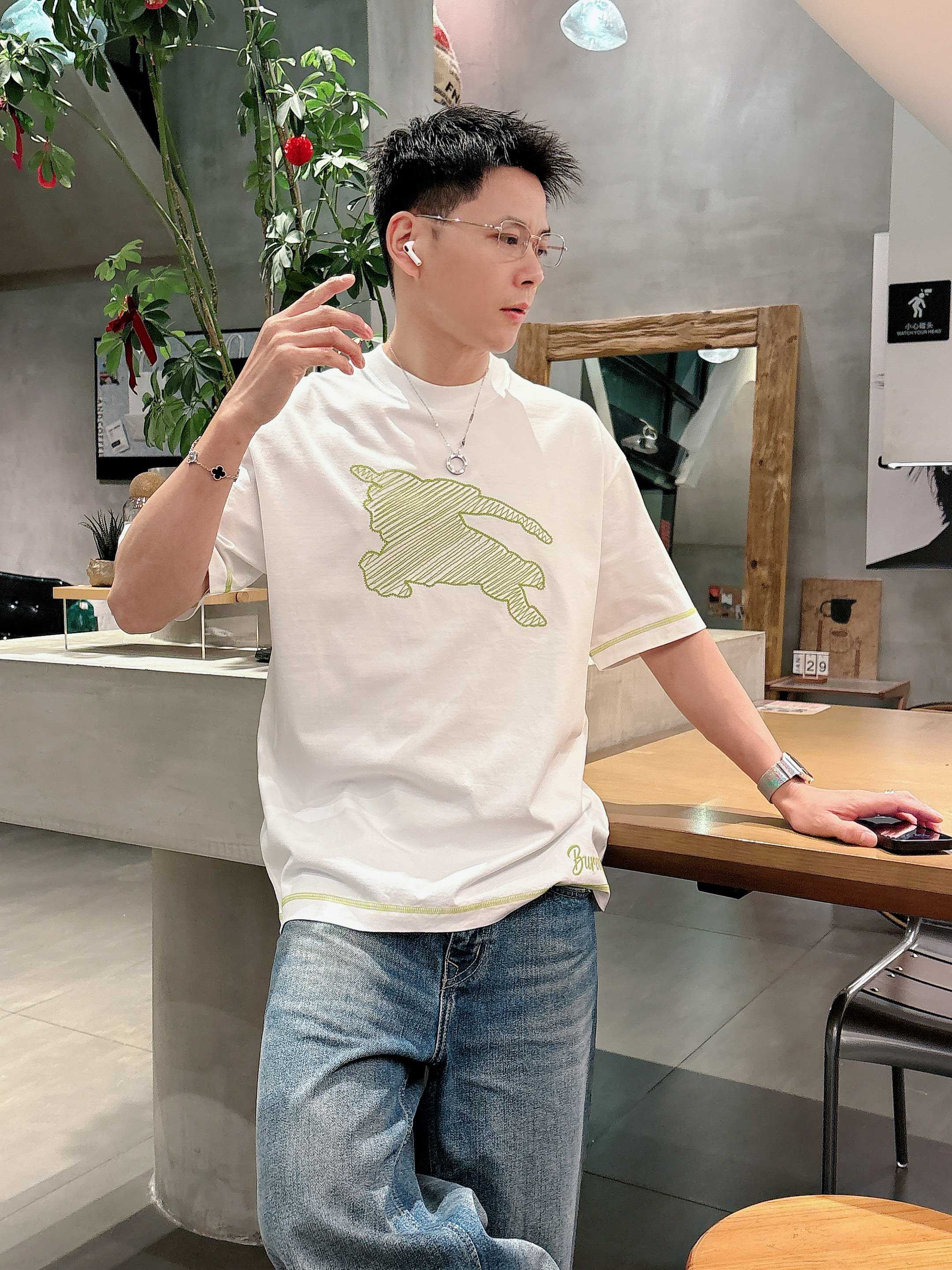 【 巴宝莉 2026春夏 · 高阶定制T恤】🔹 核心面料：秘鲁进口匹马棉 × 顶级丝光工艺🔹 核心体感：