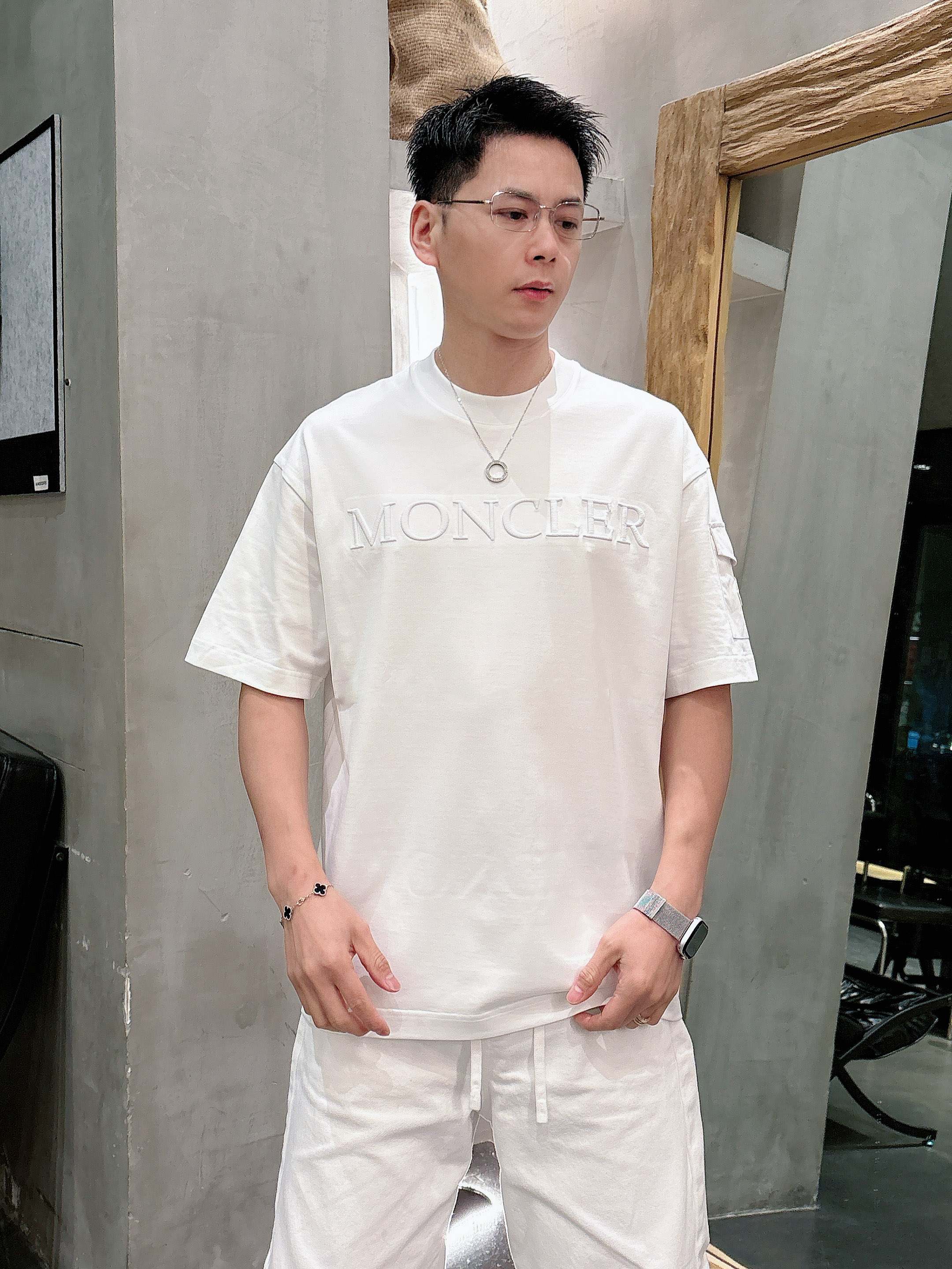 【 蒙口 2026春夏 · 高阶定制T恤】🔹 核心面料：秘鲁进口匹马棉 × 顶级丝光工艺🔹 核心体感：蚕