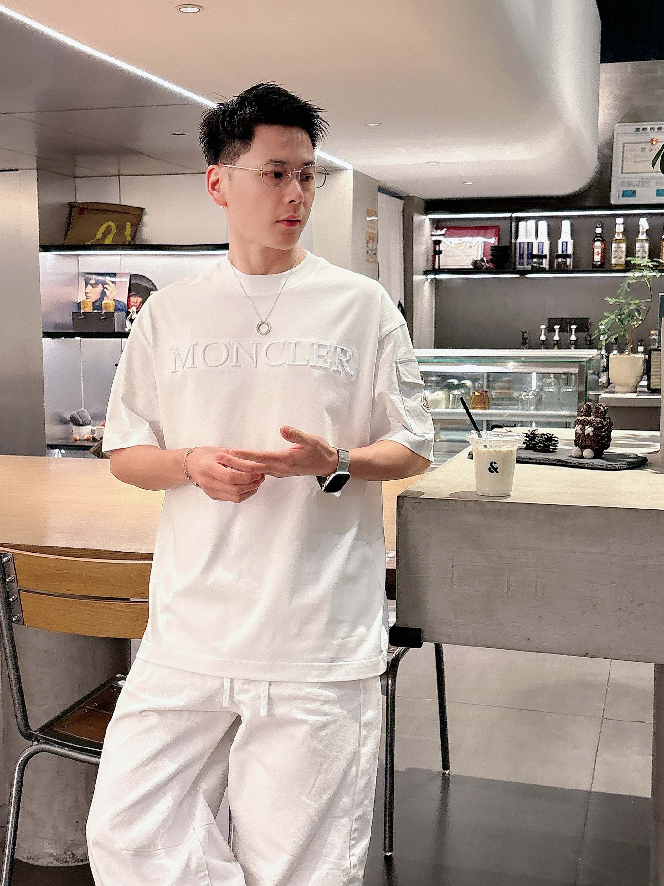 【 蒙口 2026春夏 · 高阶定制T恤】🔹 核心面料：秘鲁进口匹马棉 × 顶级丝光工艺🔹 核心体感：蚕