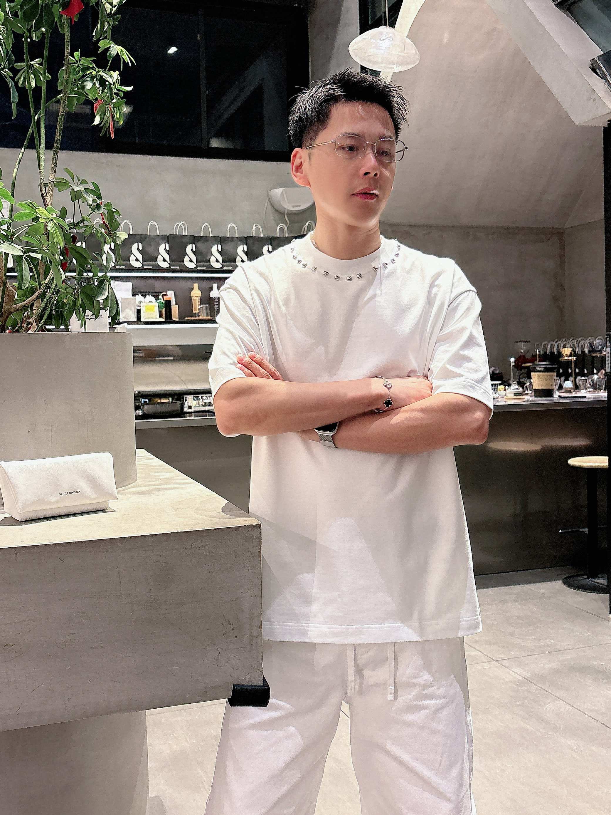 【 华伦天奴 2026春夏 · 高阶定制T恤】🔹 核心面料：秘鲁进口匹马棉 × 顶级丝光工艺🔹 核心体感