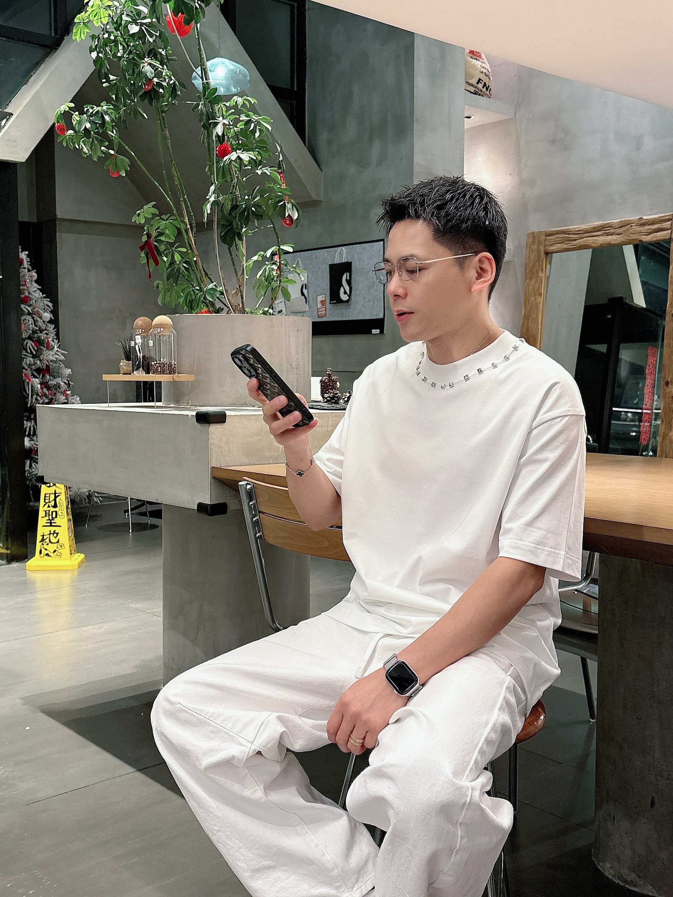 【 华伦天奴 2026春夏 · 高阶定制T恤】🔹 核心面料：秘鲁进口匹马棉 × 顶级丝光工艺🔹 核心体感