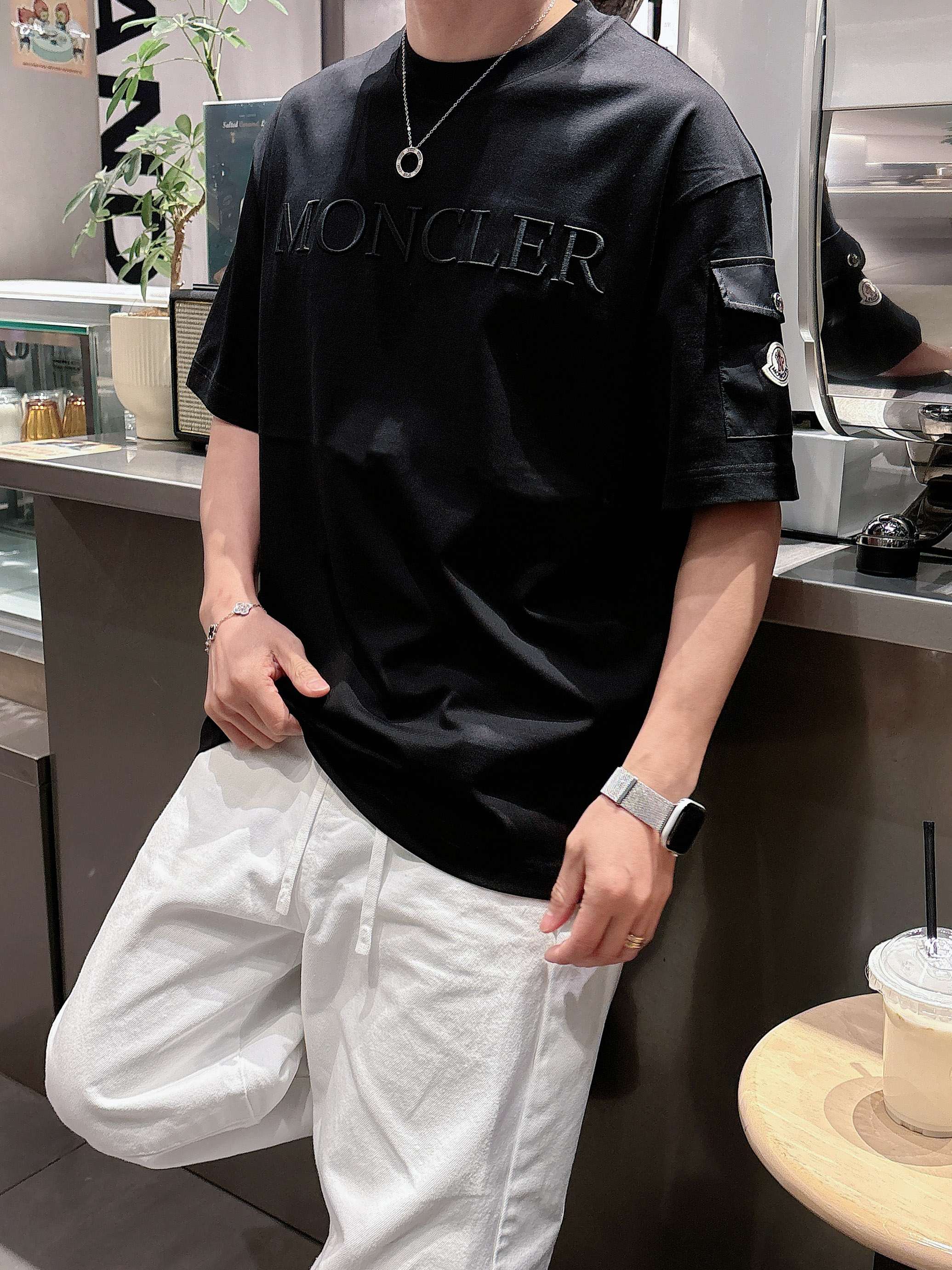 【 蒙口 2026春夏 · 高阶定制T恤】🔹 核心面料：秘鲁进口匹马棉 × 顶级丝光工艺🔹 核心体感：蚕