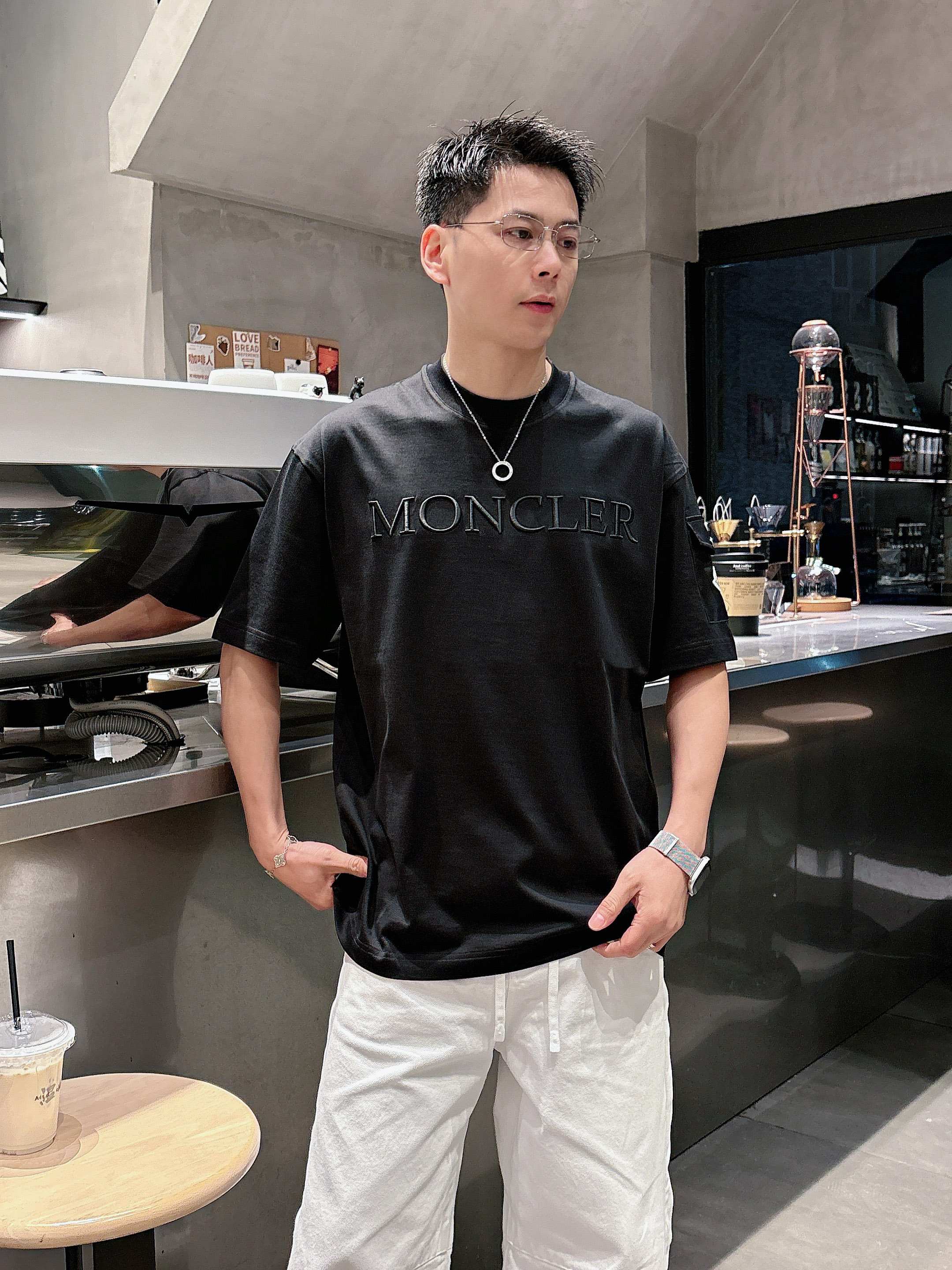 【 蒙口 2026春夏 · 高阶定制T恤】🔹 核心面料：秘鲁进口匹马棉 × 顶级丝光工艺🔹 核心体感：蚕