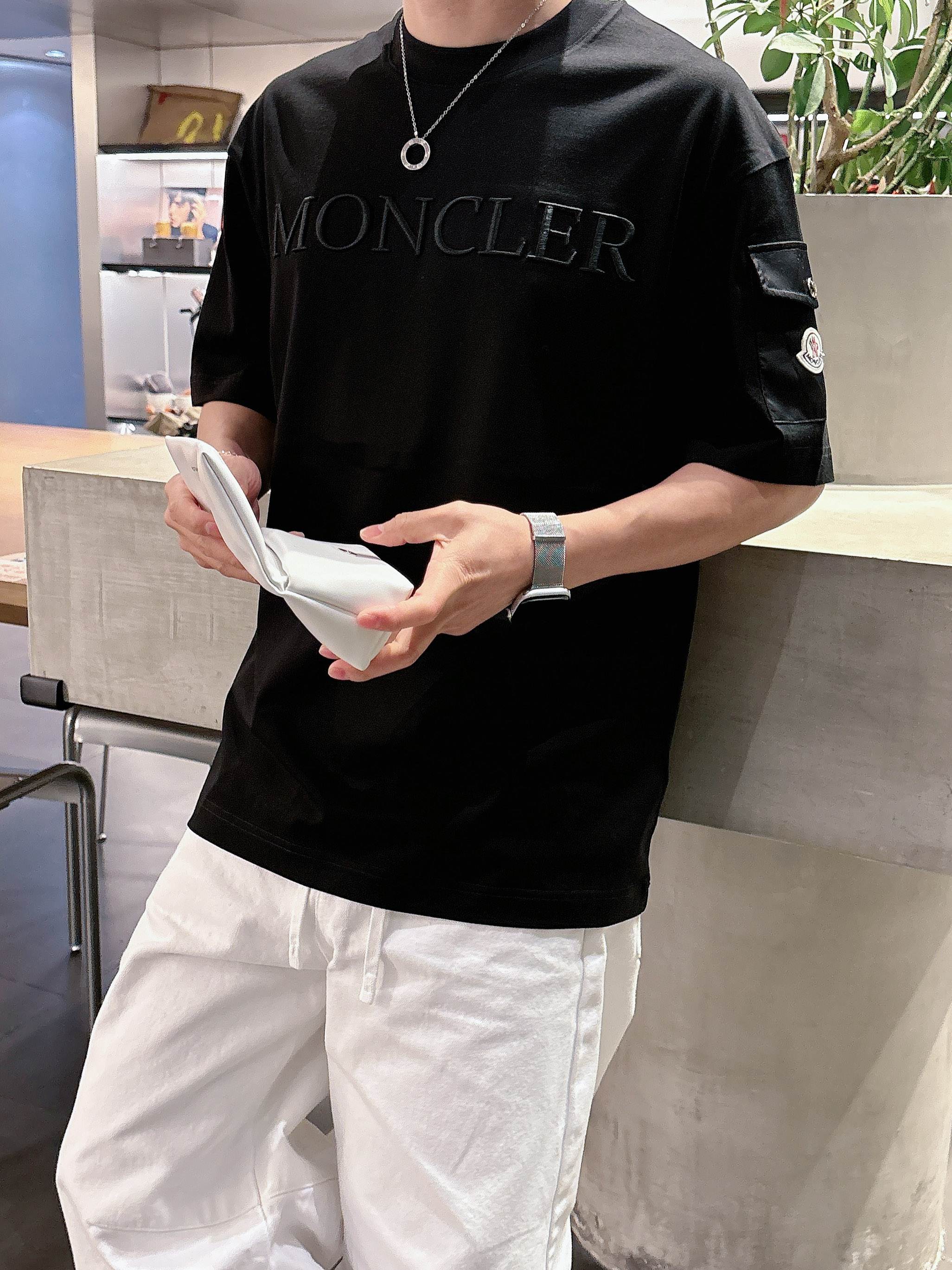 【 蒙口 2026春夏 · 高阶定制T恤】🔹 核心面料：秘鲁进口匹马棉 × 顶级丝光工艺🔹 核心体感：蚕
