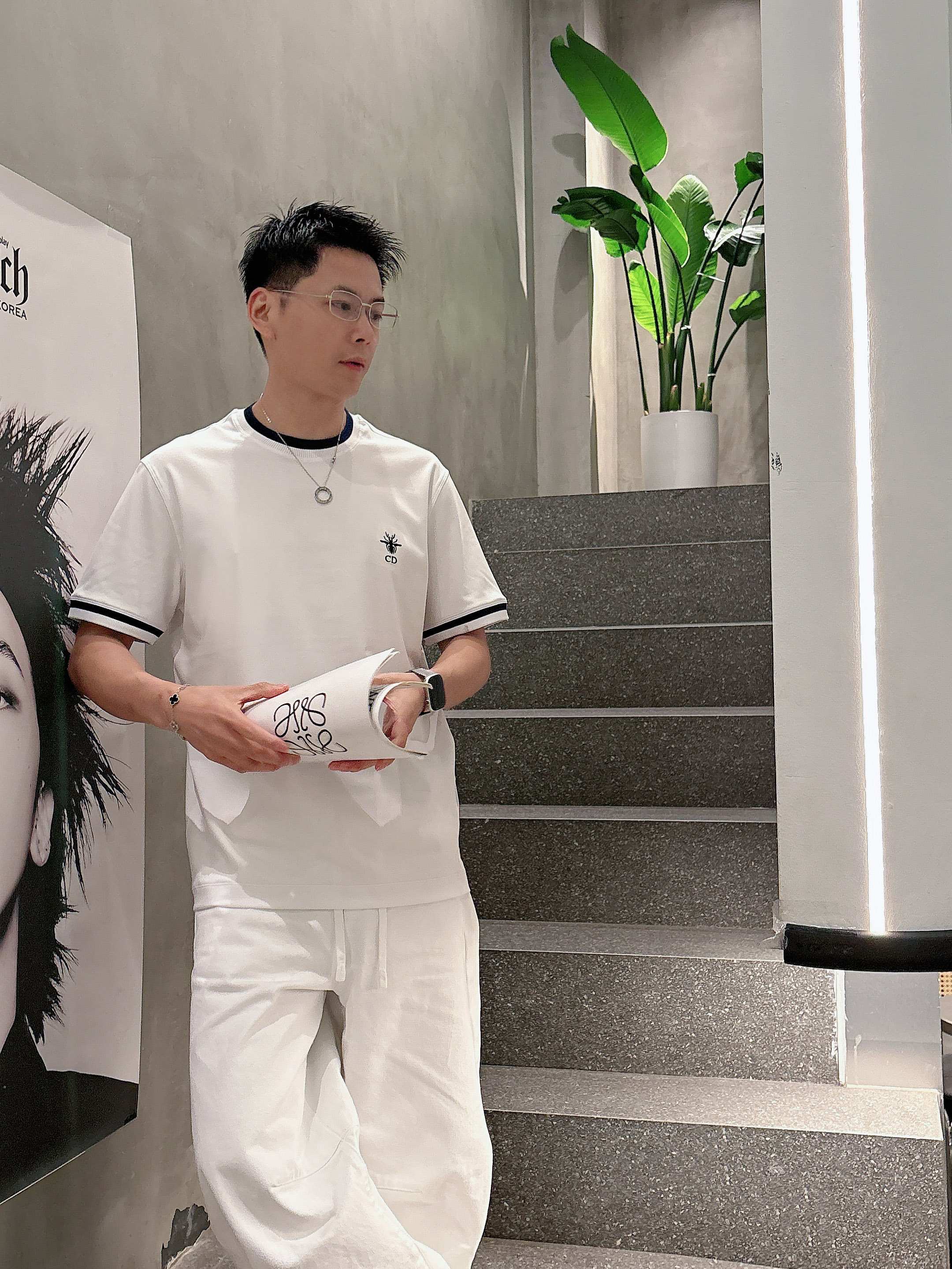 【 迪奥 2026春夏 · 高阶定制T恤】🔹 核心面料：秘鲁进口匹马棉 × 顶级丝光工艺🔹 核心体感：蚕
