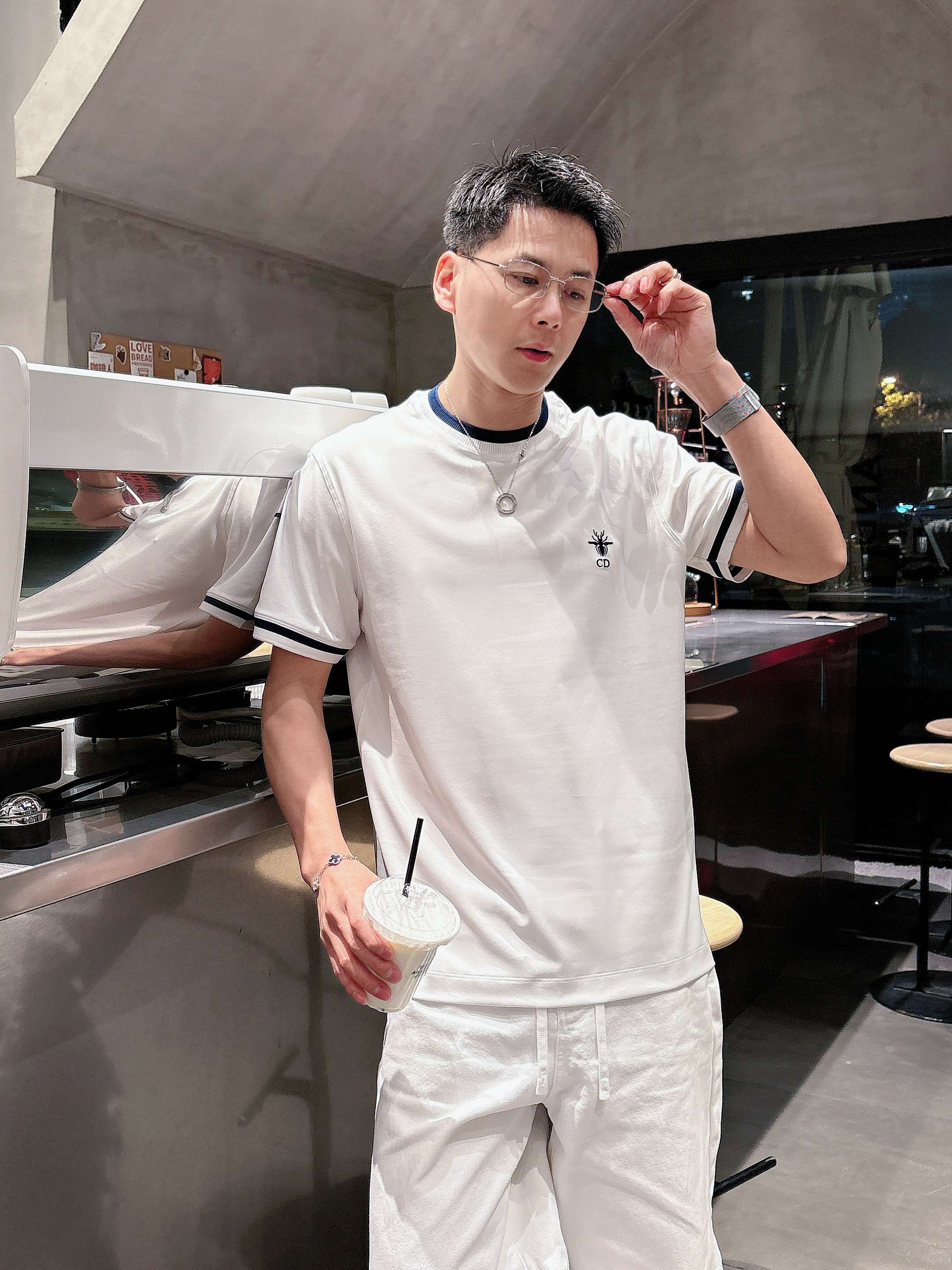 【 迪奥 2026春夏 · 高阶定制T恤】🔹 核心面料：秘鲁进口匹马棉 × 顶级丝光工艺🔹 核心体感：蚕