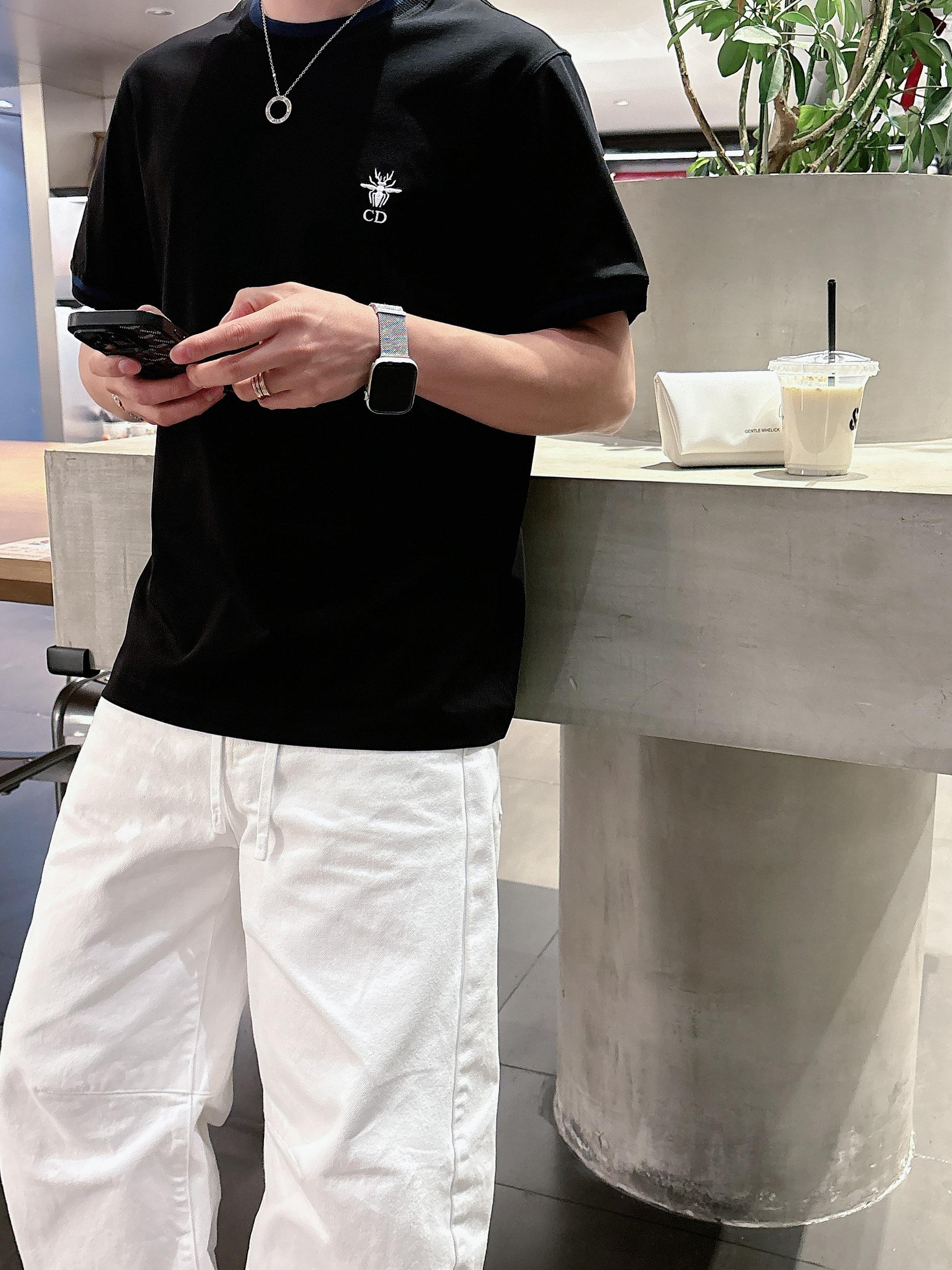 【 迪奥 2026春夏 · 高阶定制T恤】🔹 核心面料：秘鲁进口匹马棉 × 顶级丝光工艺🔹 核心体感：蚕