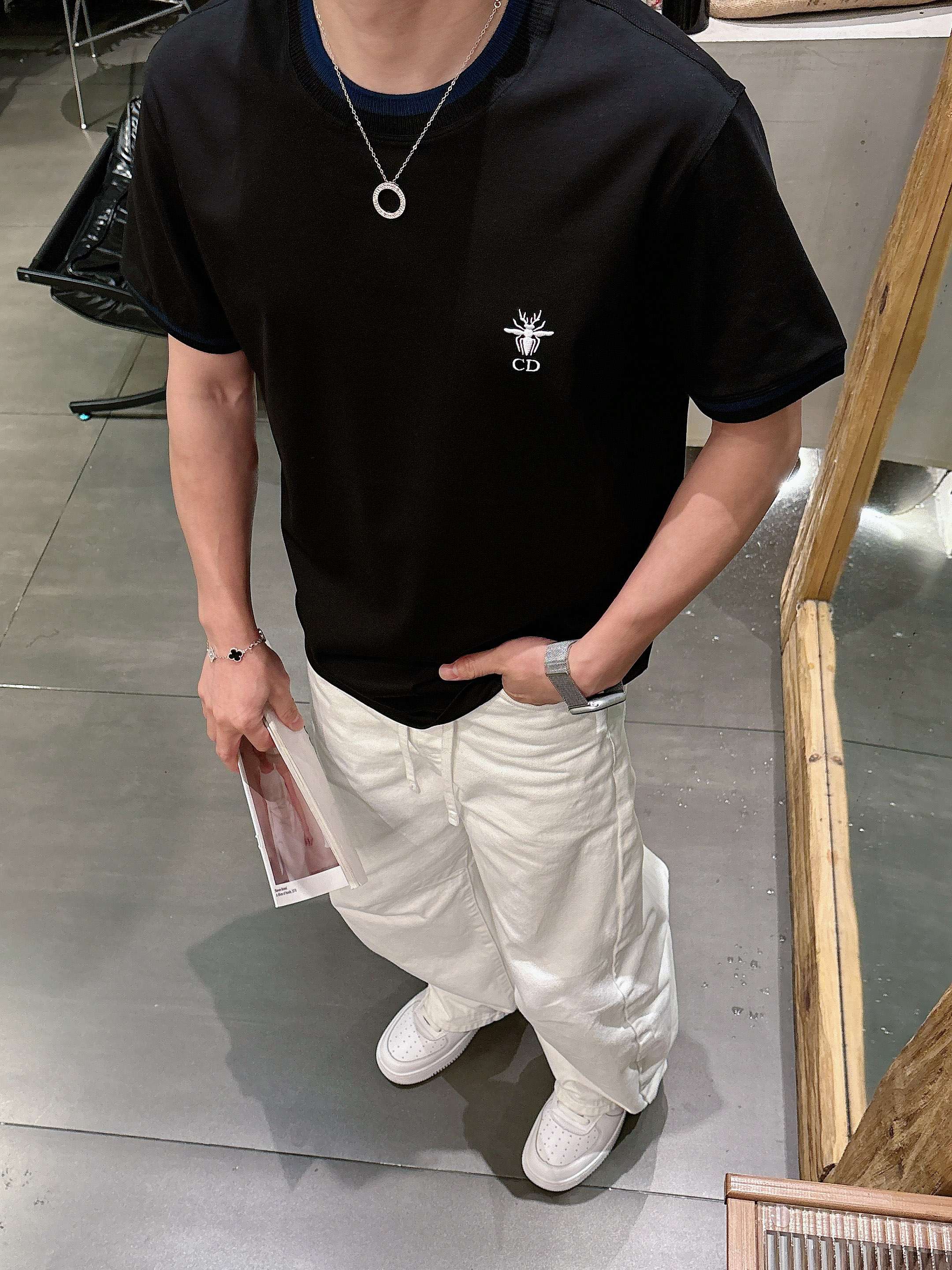 【 迪奥 2026春夏 · 高阶定制T恤】🔹 核心面料：秘鲁进口匹马棉 × 顶级丝光工艺🔹 核心体感：蚕