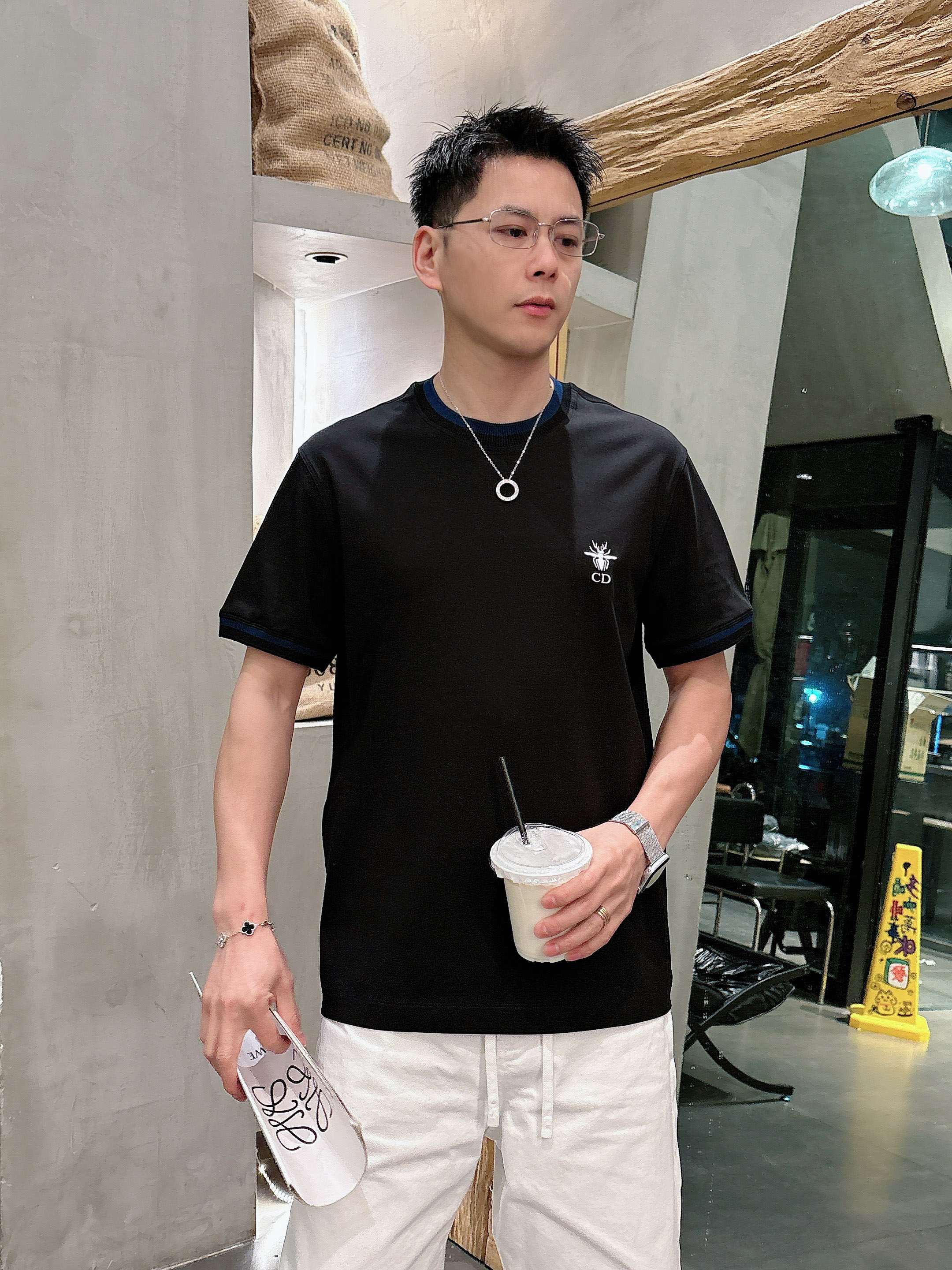 【 迪奥 2026春夏 · 高阶定制T恤】🔹 核心面料：秘鲁进口匹马棉 × 顶级丝光工艺🔹 核心体感：蚕