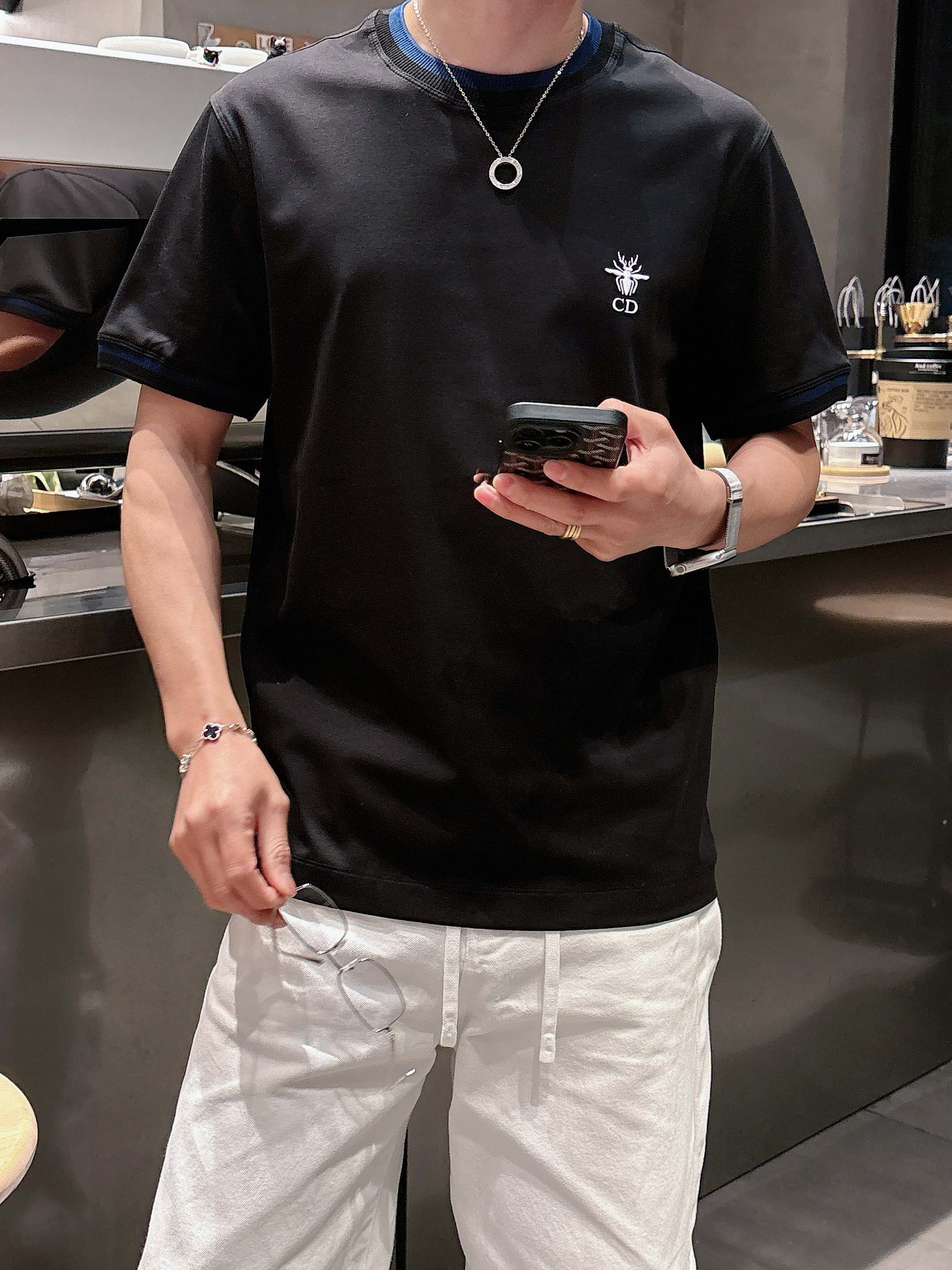【 迪奥 2026春夏 · 高阶定制T恤】🔹 核心面料：秘鲁进口匹马棉 × 顶级丝光工艺🔹 核心体感：蚕