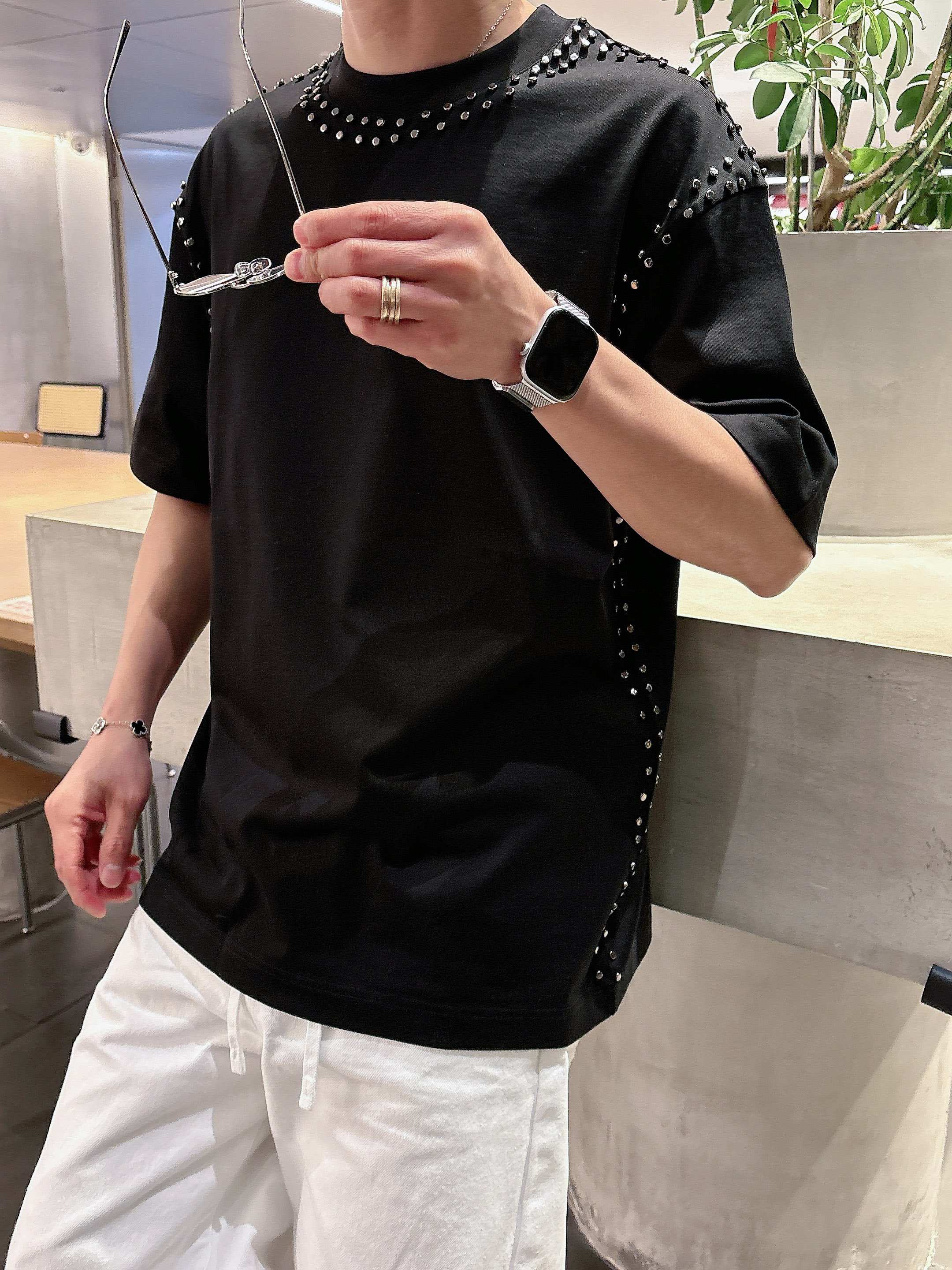 【 华伦天奴 2026春夏 · 高阶定制T恤】🔹 核心面料：秘鲁进口匹马棉 × 顶级丝光工艺🔹 核心体感