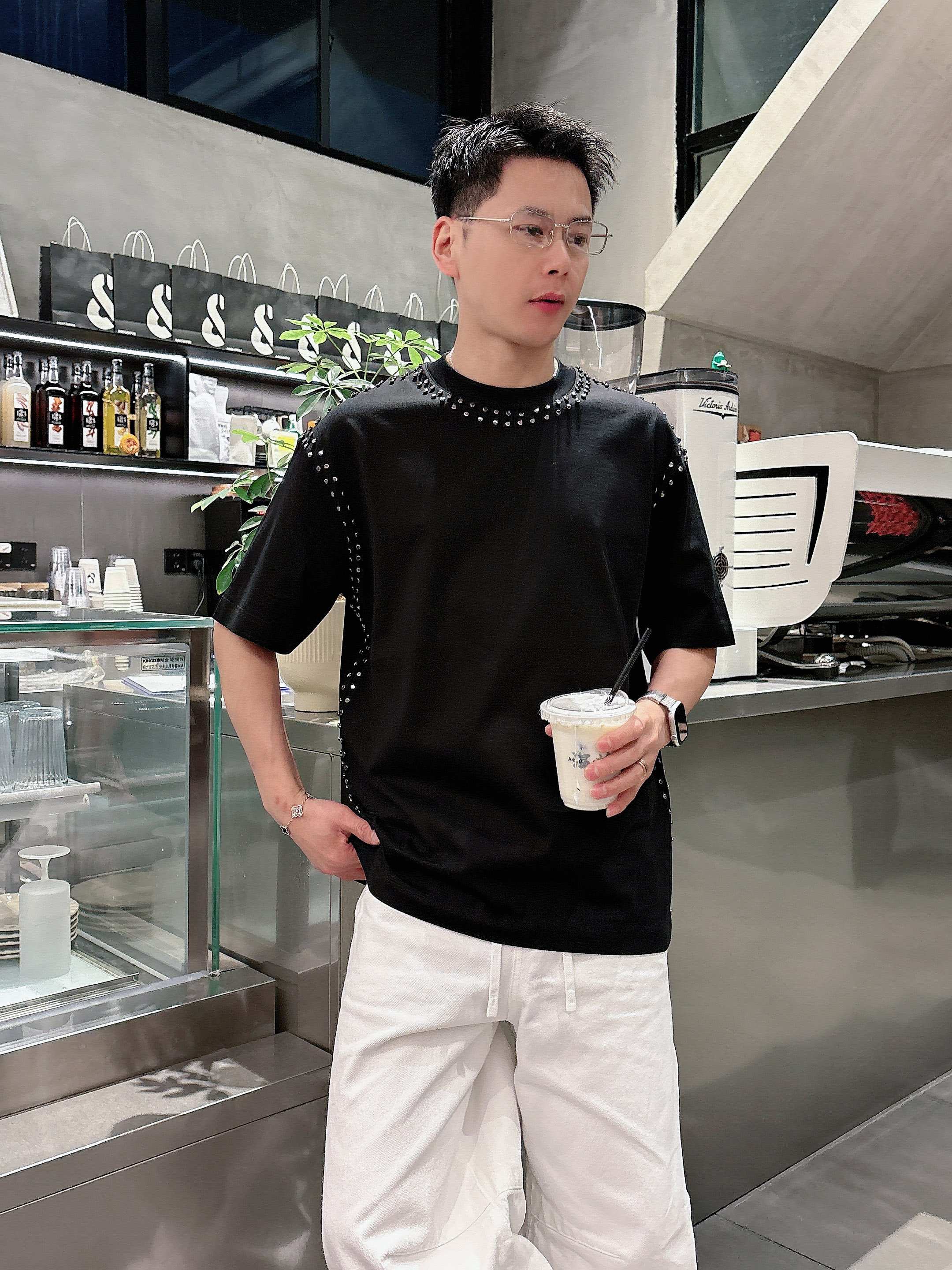 【 华伦天奴 2026春夏 · 高阶定制T恤】🔹 核心面料：秘鲁进口匹马棉 × 顶级丝光工艺🔹 核心体感