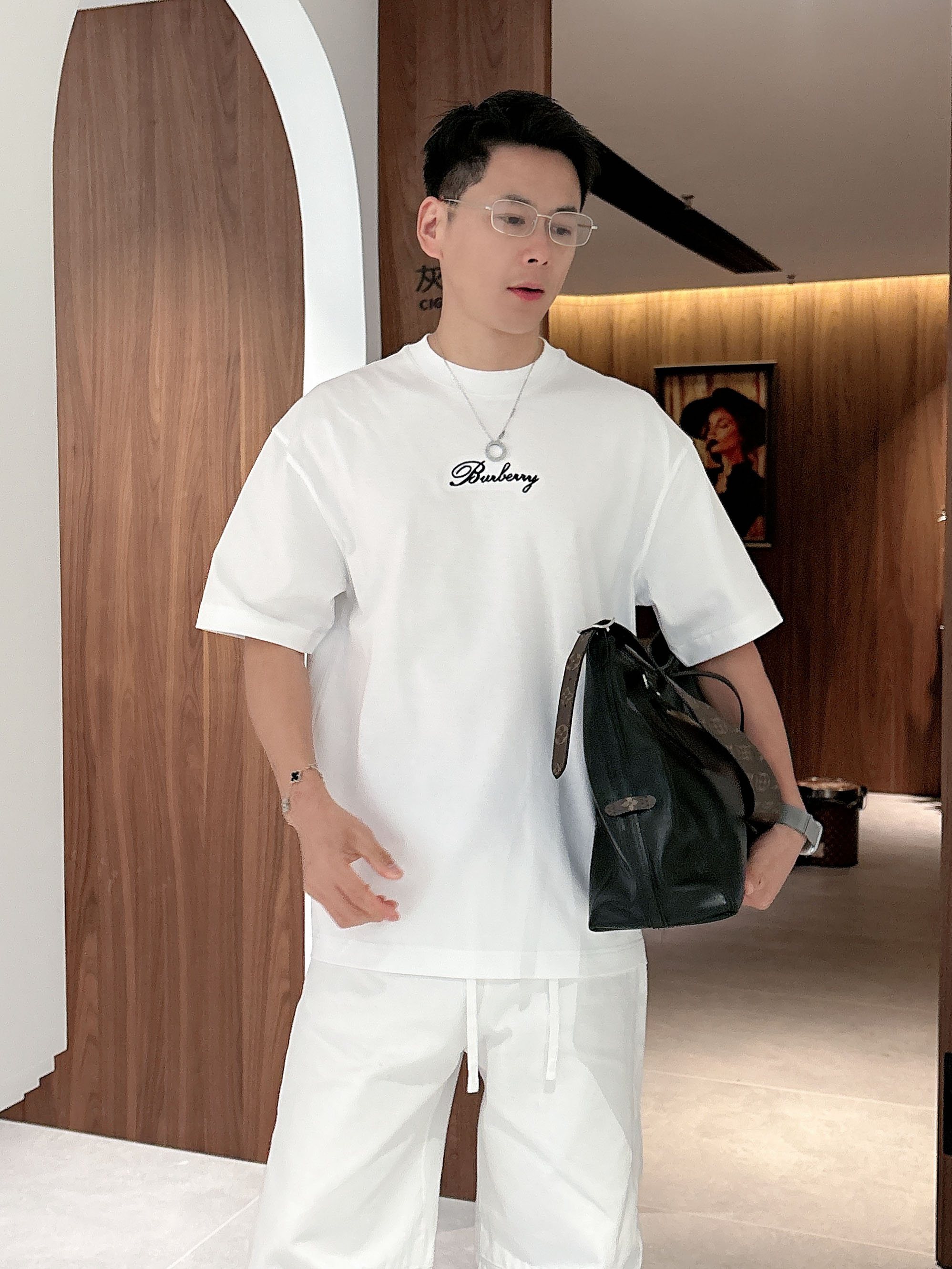 【 巴宝莉 2026春夏 · 高阶定制T恤】🔹 核心面料：秘鲁进口匹马棉 × 顶级丝光工艺🔹 核心体感：
