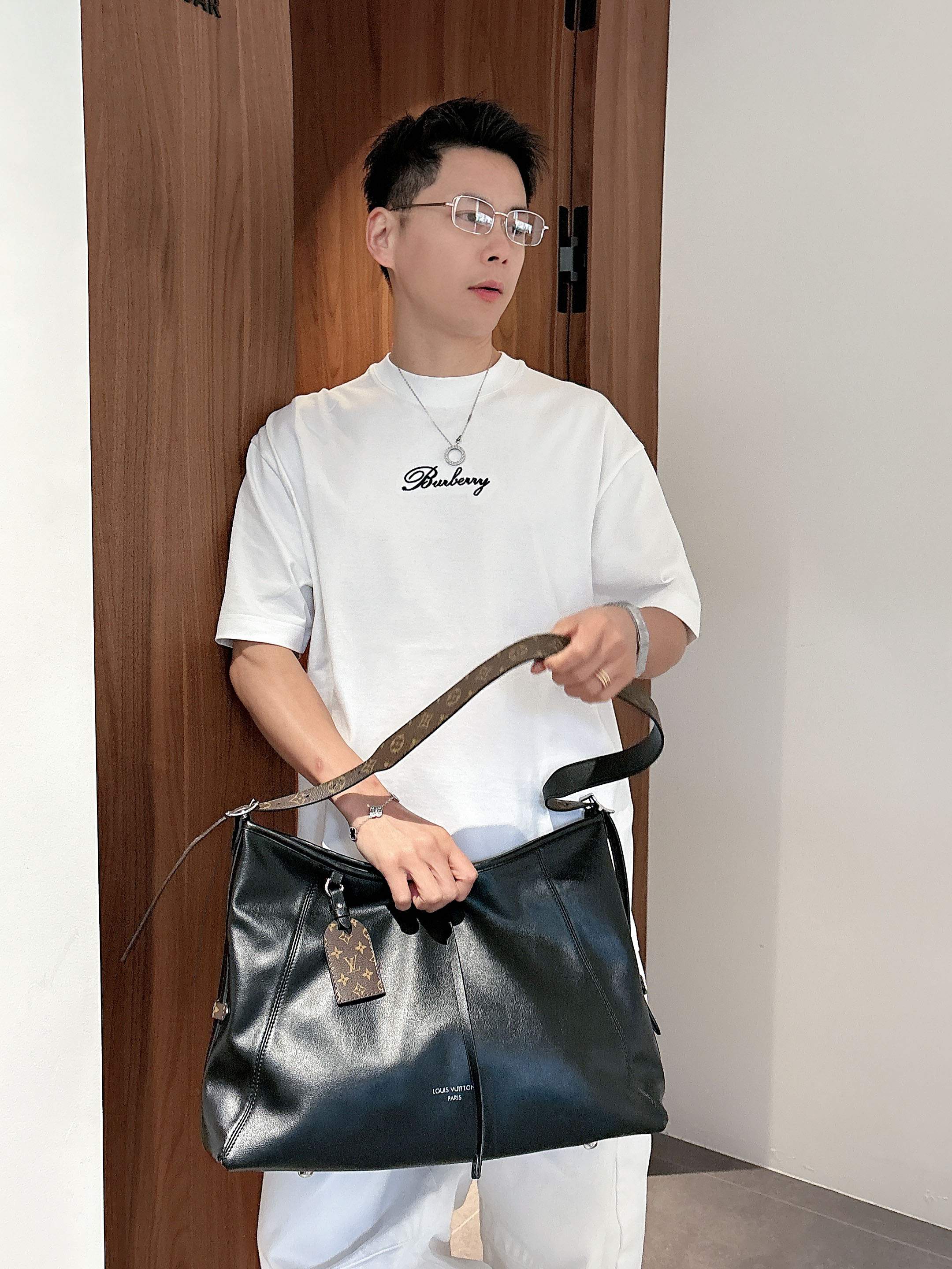 【 巴宝莉 2026春夏 · 高阶定制T恤】🔹 核心面料：秘鲁进口匹马棉 × 顶级丝光工艺🔹 核心体感：