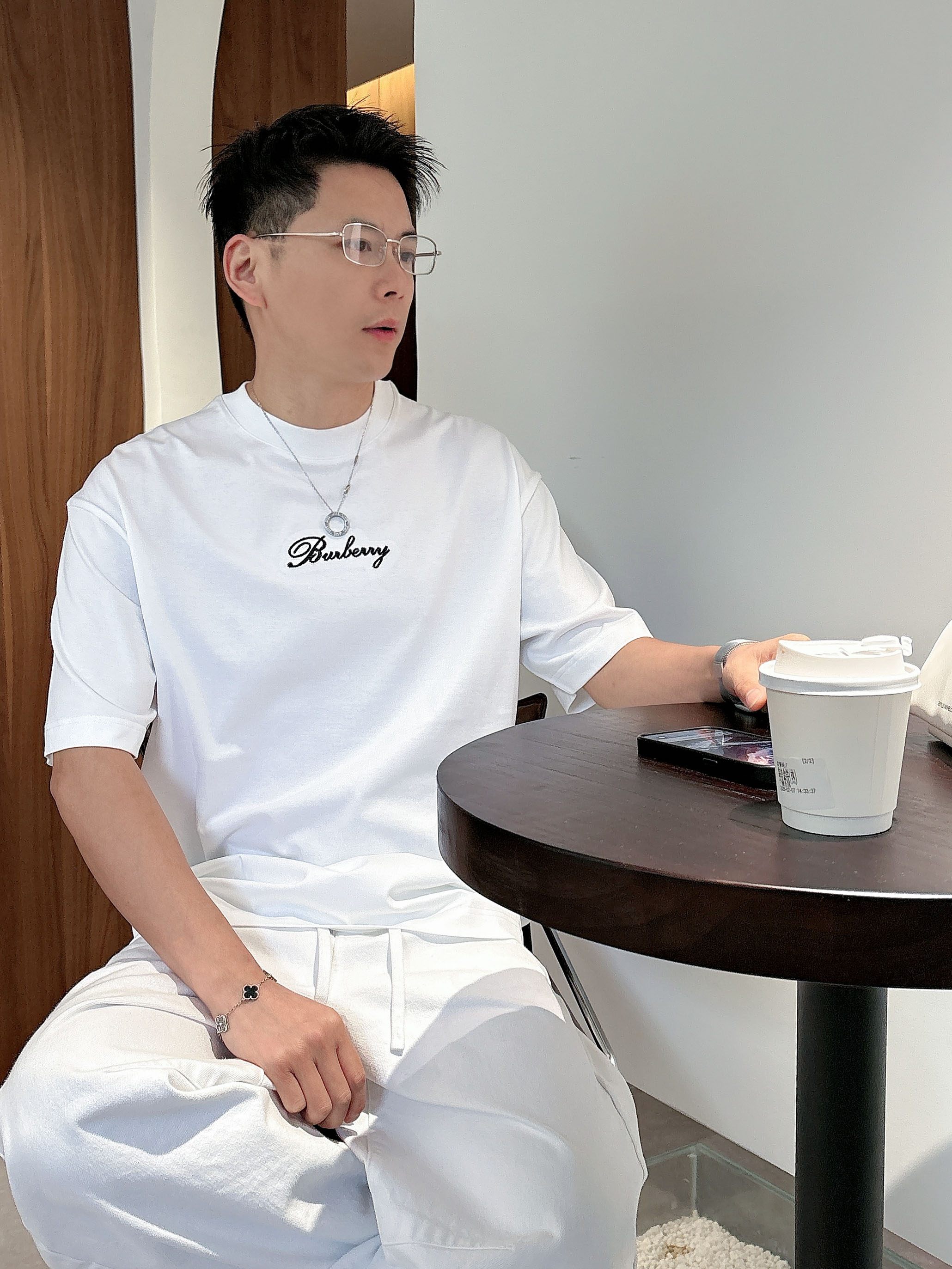 【 巴宝莉 2026春夏 · 高阶定制T恤】🔹 核心面料：秘鲁进口匹马棉 × 顶级丝光工艺🔹 核心体感：
