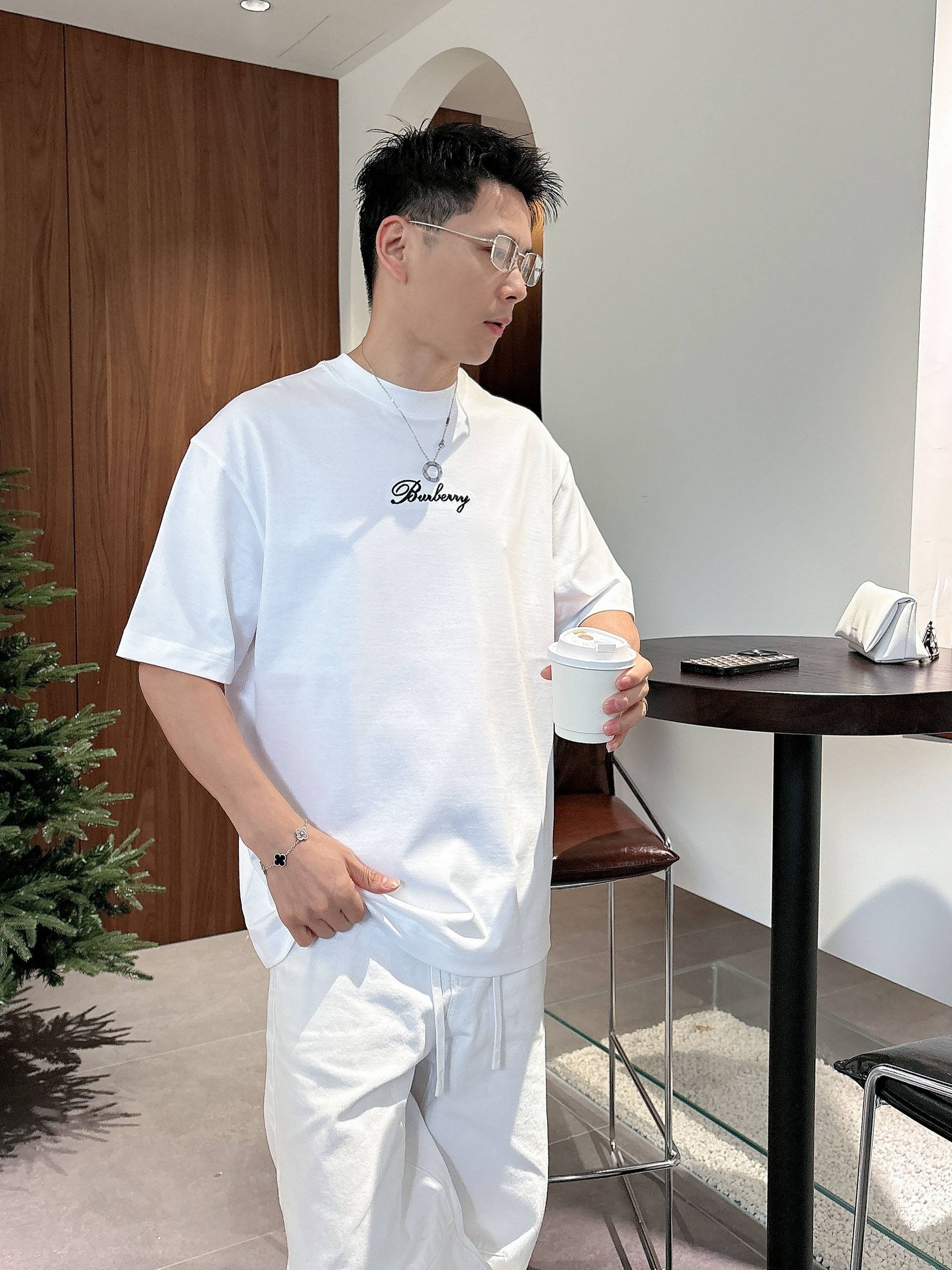 【 巴宝莉 2026春夏 · 高阶定制T恤】🔹 核心面料：秘鲁进口匹马棉 × 顶级丝光工艺🔹 核心体感：