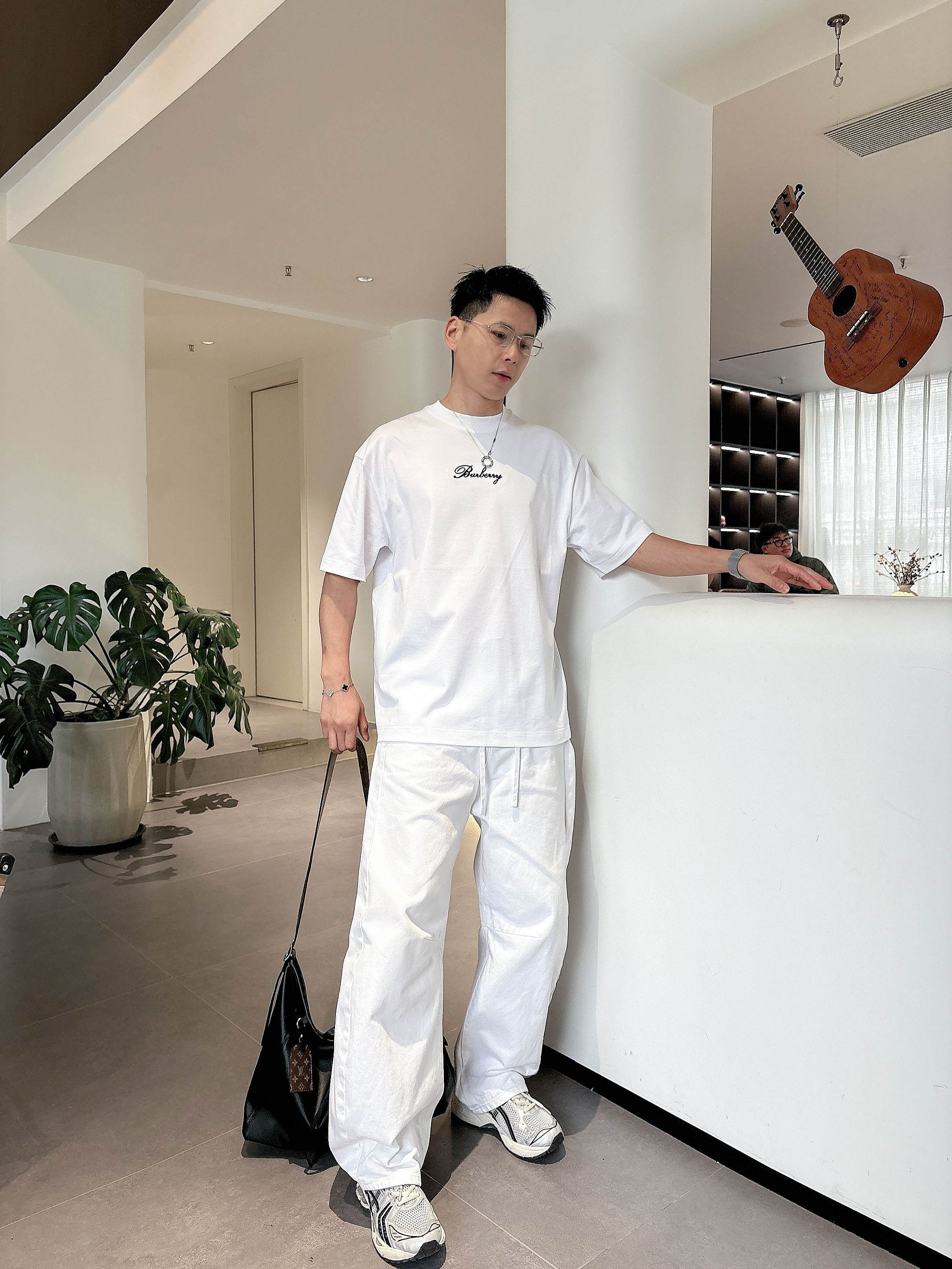 【 巴宝莉 2026春夏 · 高阶定制T恤】🔹 核心面料：秘鲁进口匹马棉 × 顶级丝光工艺🔹 核心体感：
