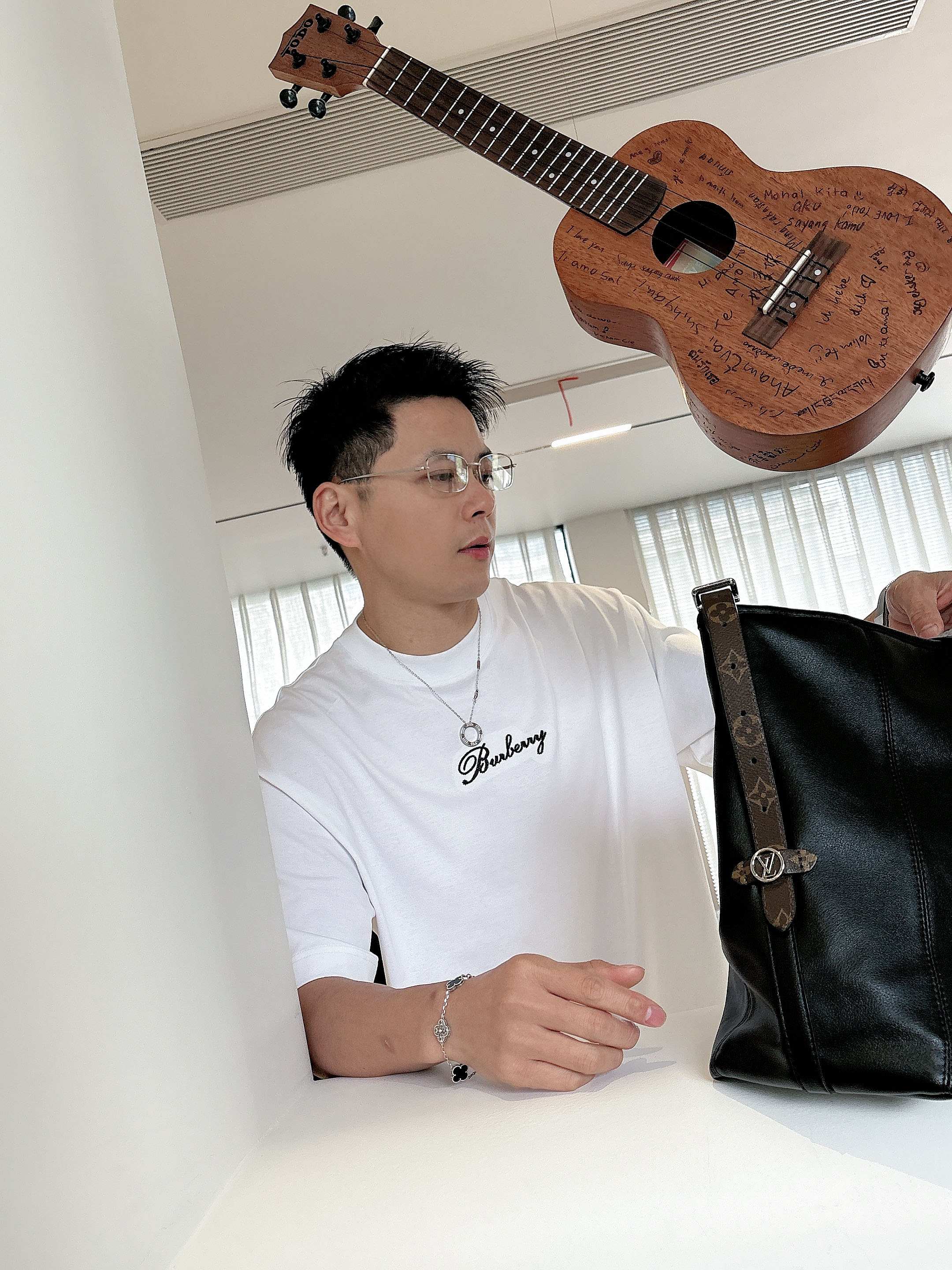 【 巴宝莉 2026春夏 · 高阶定制T恤】🔹 核心面料：秘鲁进口匹马棉 × 顶级丝光工艺🔹 核心体感：