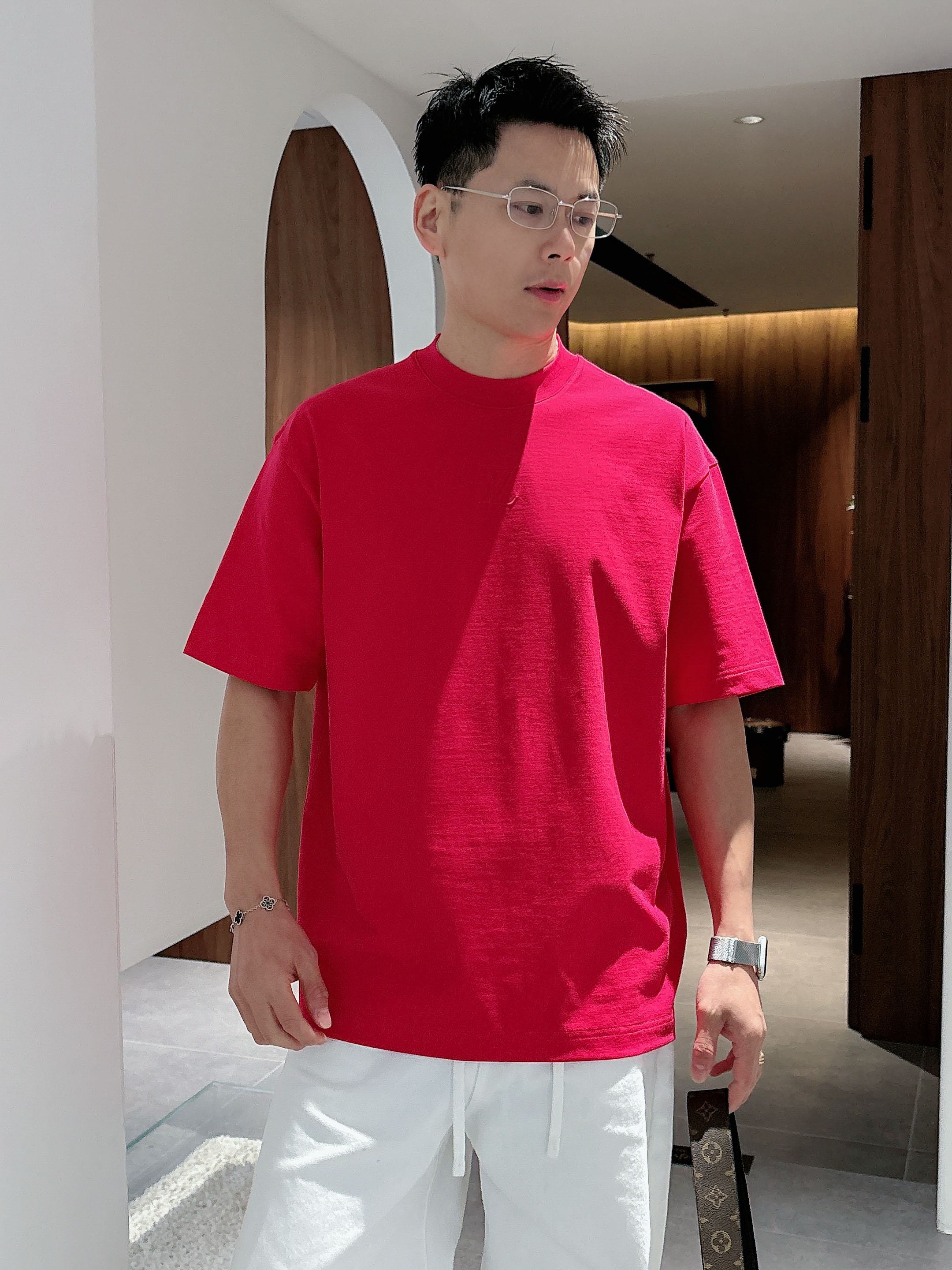 【 LV 2026春夏 · 高阶定制T恤】🔹 核心面料：秘鲁进口匹马棉 × 顶级丝光工艺🔹 核心体感：蚕