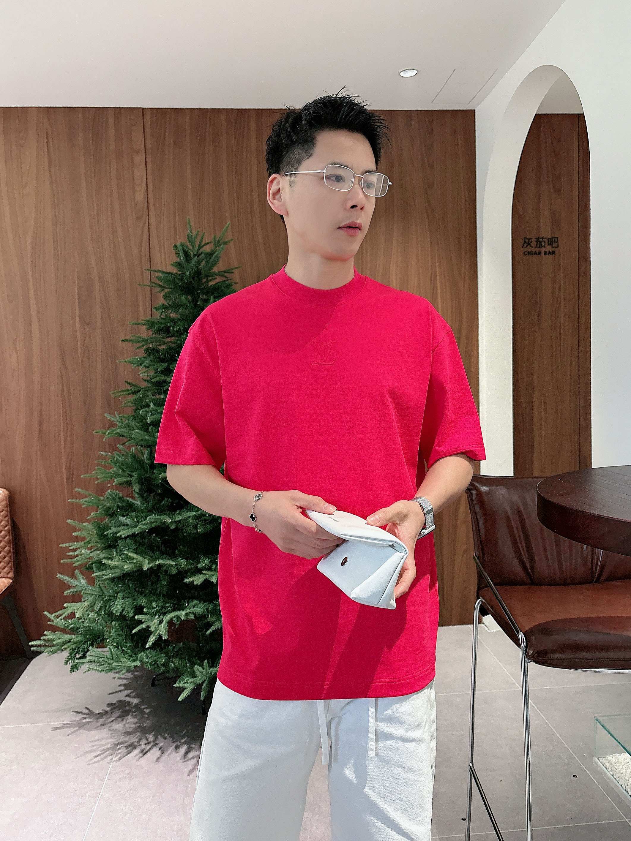 【 LV 2026春夏 · 高阶定制T恤】🔹 核心面料：秘鲁进口匹马棉 × 顶级丝光工艺🔹 核心体感：蚕